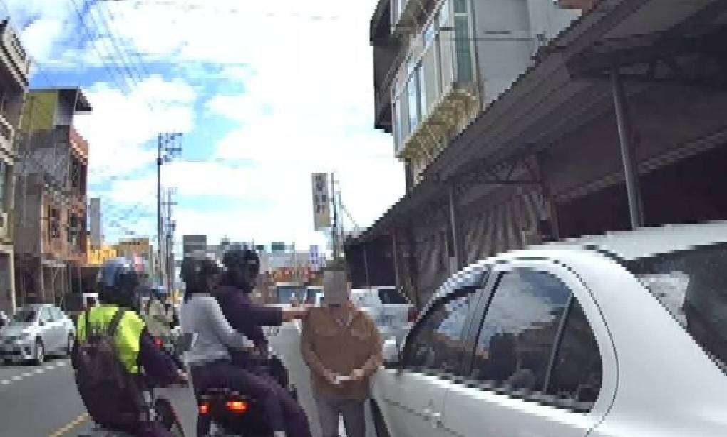 【有片】違規過馬路遭盤查竟拔腿逃 蘆竹女警、熱心騎士攜手逮人 570137
