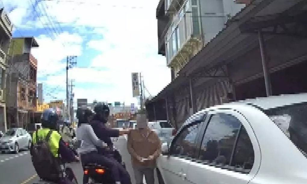 【有片】違規過馬路遭盤查竟拔腿逃 蘆竹女警、熱心騎士攜手逮人 570137