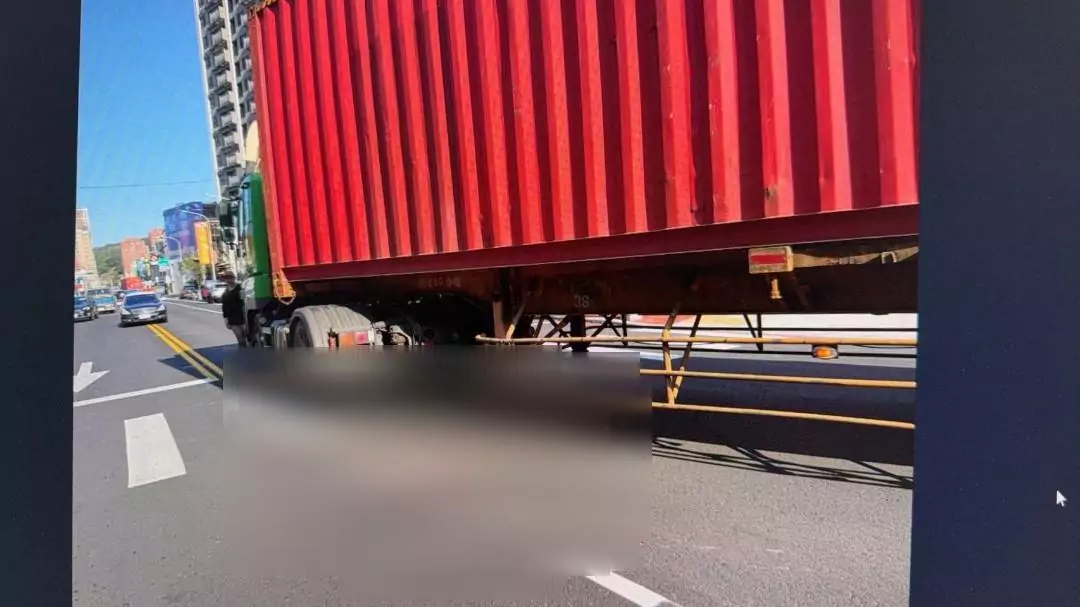 【有片】騎YouBike遭貨櫃車輾過 28歲越籍空姐送醫不治 【有片】騎YouBike遭貨櫃車輾過 28歲越籍空姐送醫不治