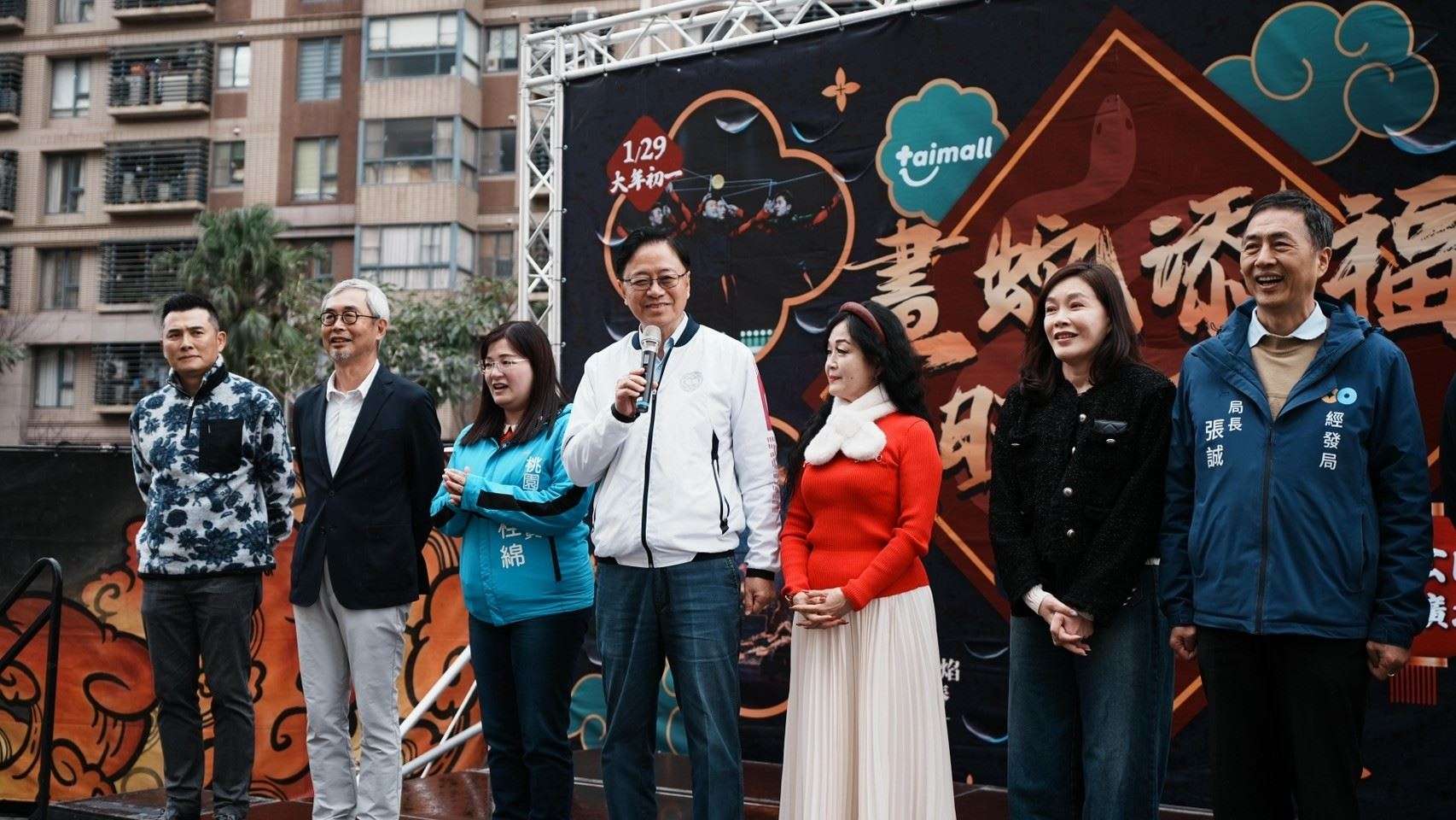 張善政走春拜年 台茂發福袋分享春節喜氣 5a42c1fa e10b 46e9 81fa cbf1a3cb1419