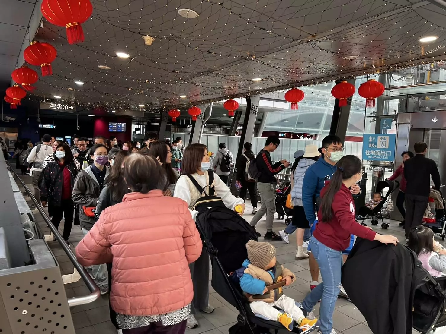 台灣燈會湧人潮 桃園機捷昨日運量破21萬 台灣燈會湧人潮 桃園機捷昨日運量破21萬