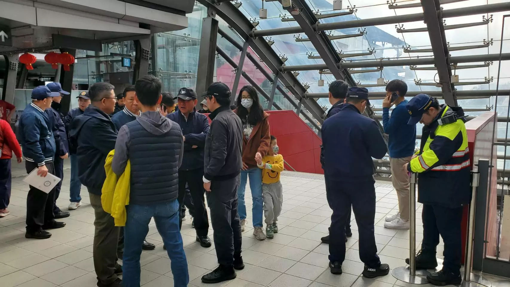 龜山警、機捷聯手強化交通疏運 助民眾順利賞燈 龜山警、機捷聯手強化交通疏運 助民眾順利賞燈