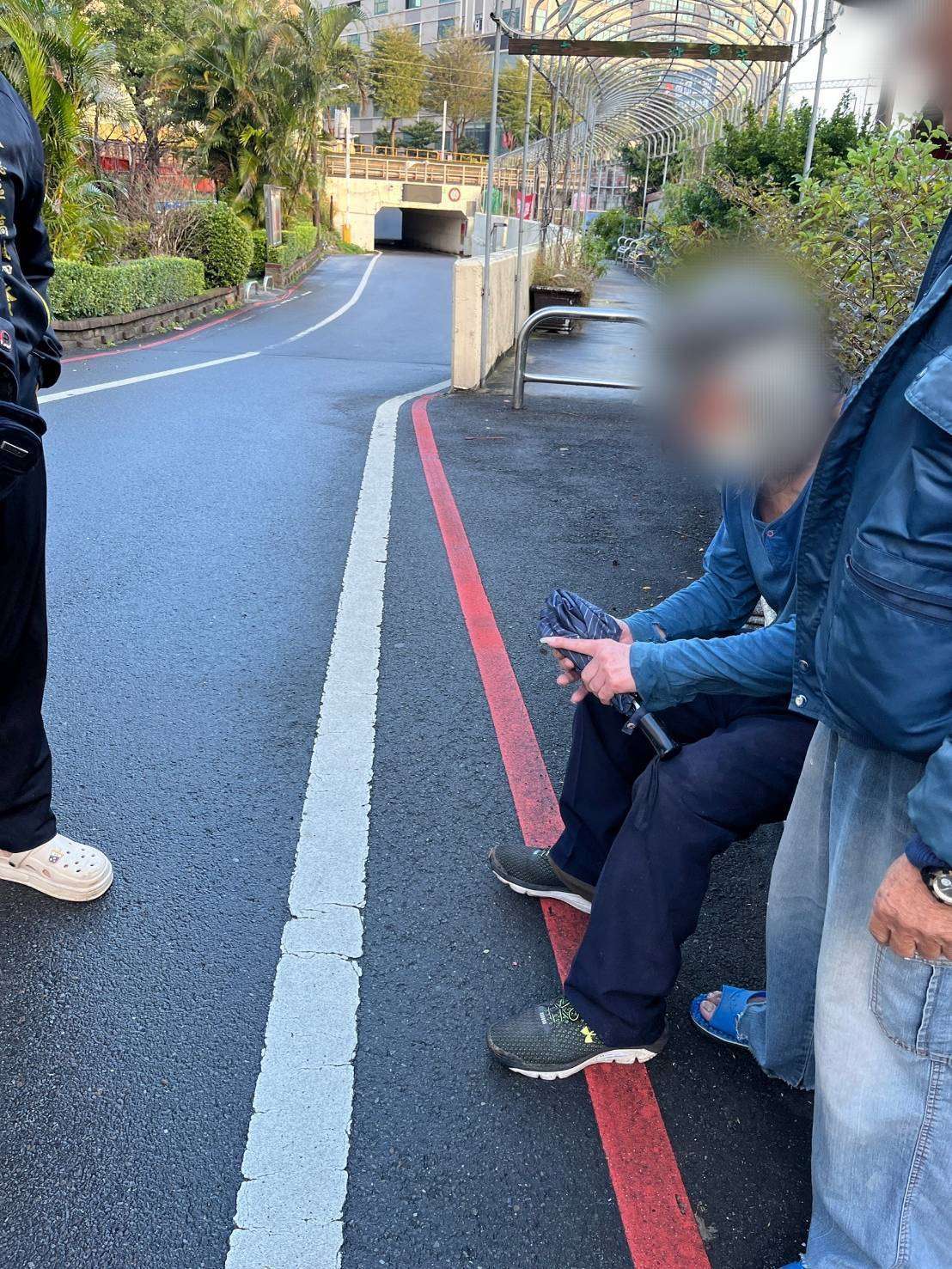 7旬翁不慎跌倒獨坐路旁 八德暖警助平安返家 734855 0