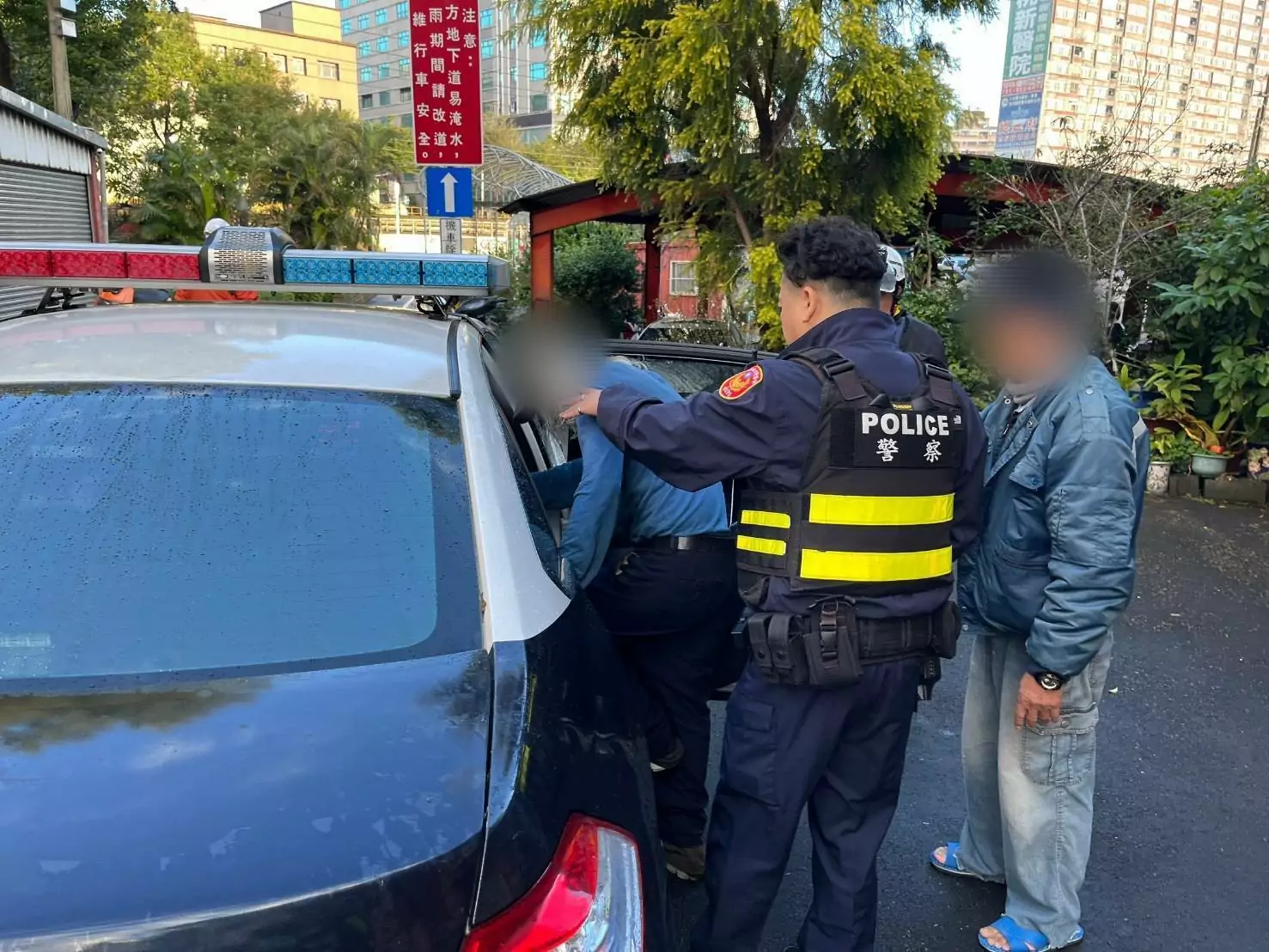 7旬翁不慎跌倒獨坐路旁 八德暖警助平安返家 7旬翁不慎跌倒獨坐路旁 八德暖警助平安返家