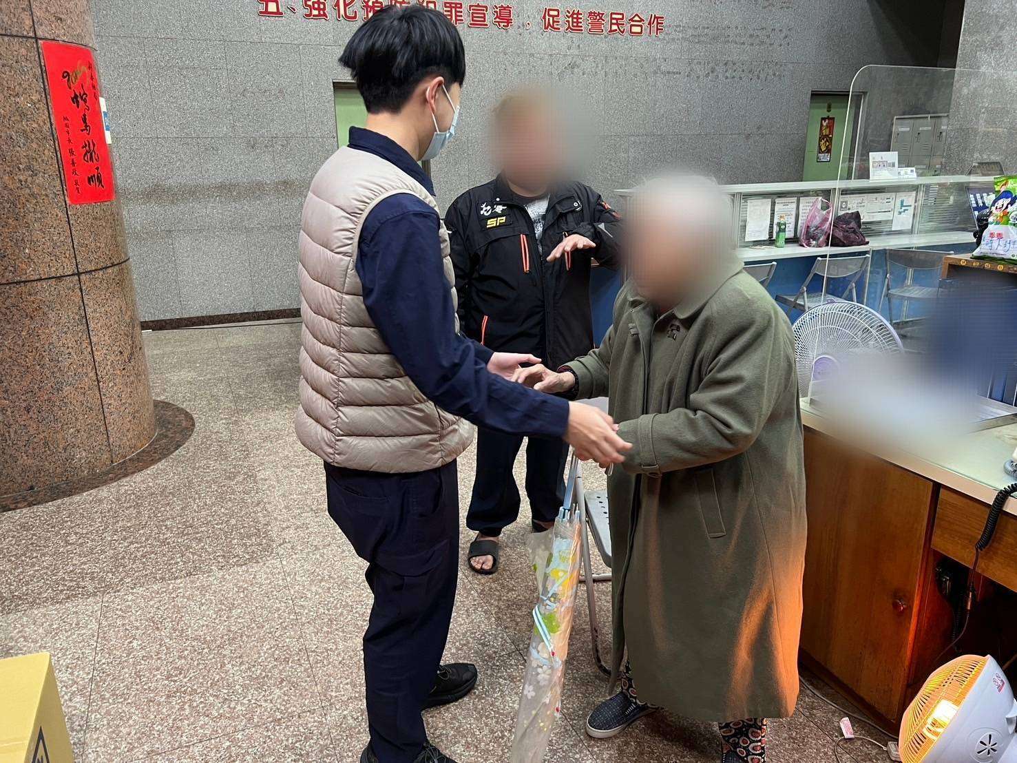 9旬婦迷途搭小黃返家說不清地址 八德警助平安返家 736592 0