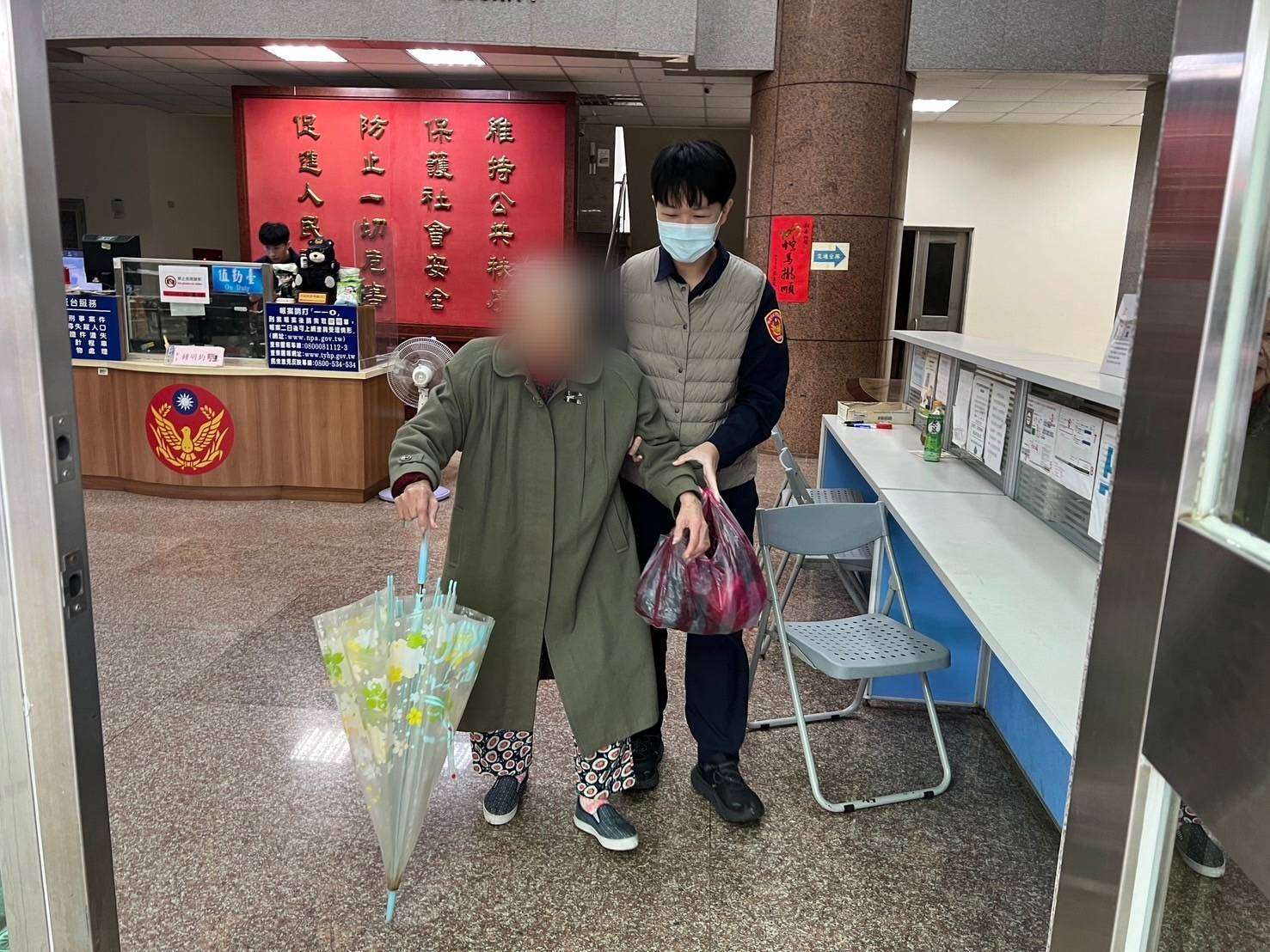 9旬婦迷途搭小黃返家說不清地址 八德警助平安返家 736593 0