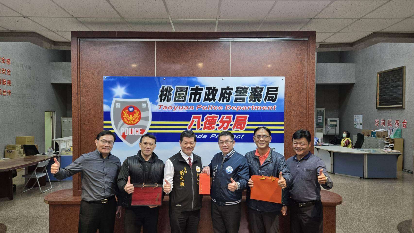八德警支援燈會維安 警友辦事處致贈慰問金感謝辛勞 739524 0