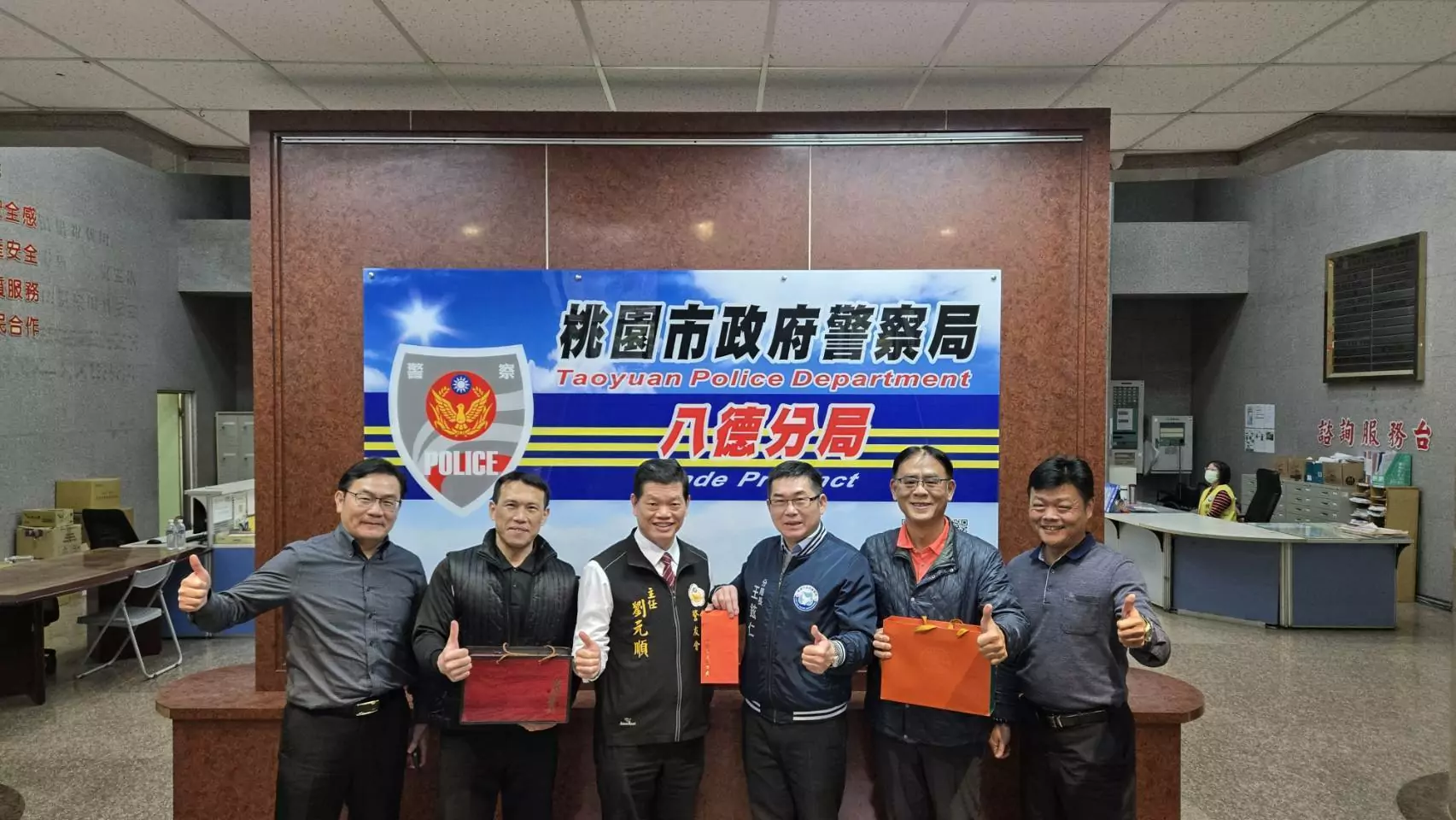 八德警支援燈會維安 警友辦事處致贈慰問金感謝辛勞 739524 0