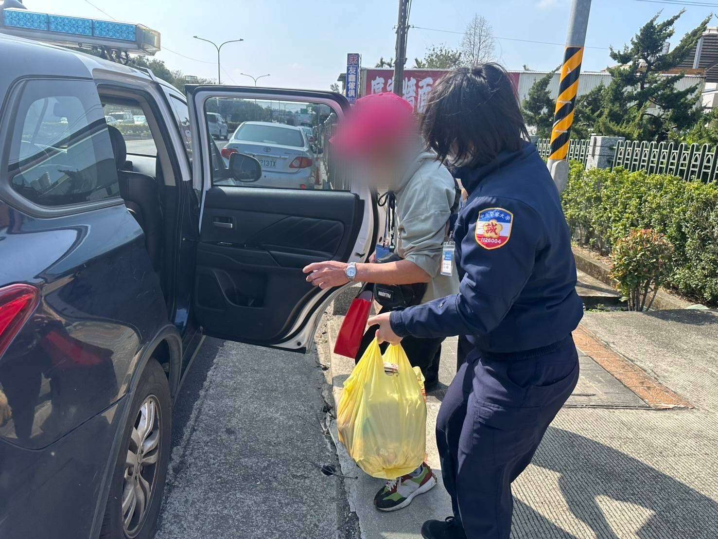 7旬老翁街頭迷途 眼尖實習生憑吊牌助他平安返家 740256 0