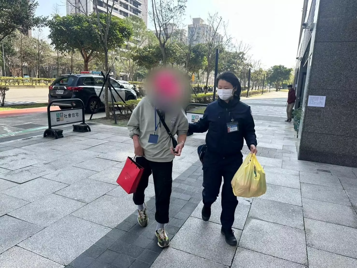 7旬老翁街頭迷途 眼尖實習生憑吊牌助他平安返家 7旬老翁街頭迷途 眼尖實習生憑吊牌助他平安返家