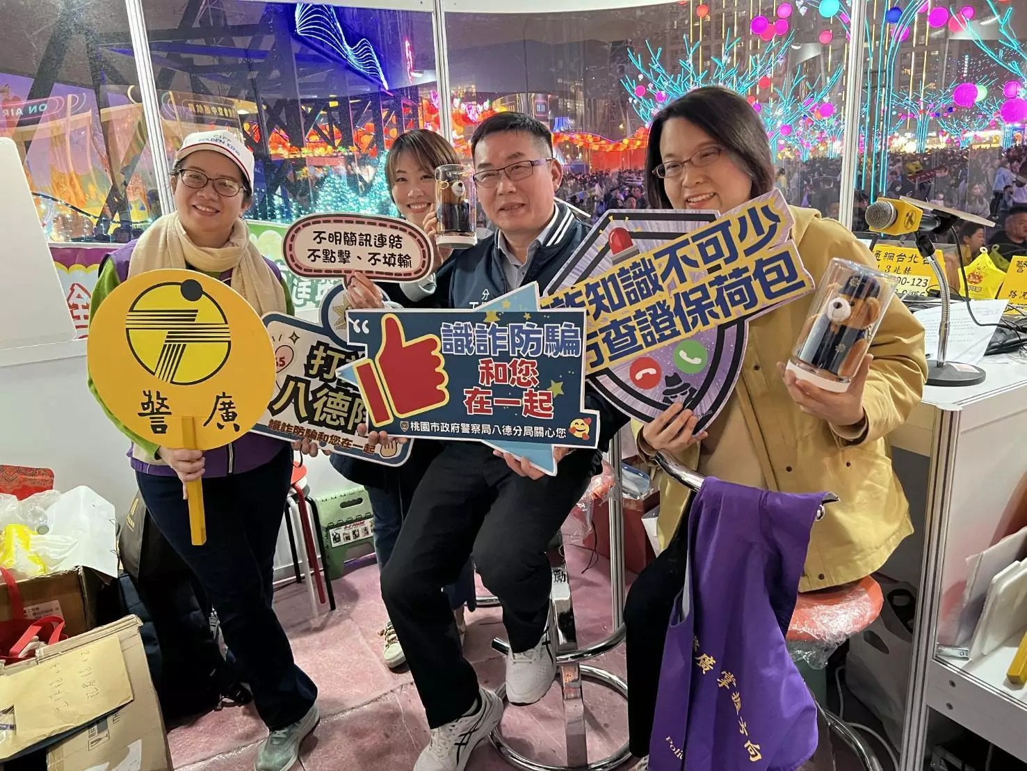 台灣燈會車潮人潮爆滿 八德警加強交通疏運防詐宣導 台灣燈會車潮人潮爆滿 八德警加強交通疏運防詐宣導