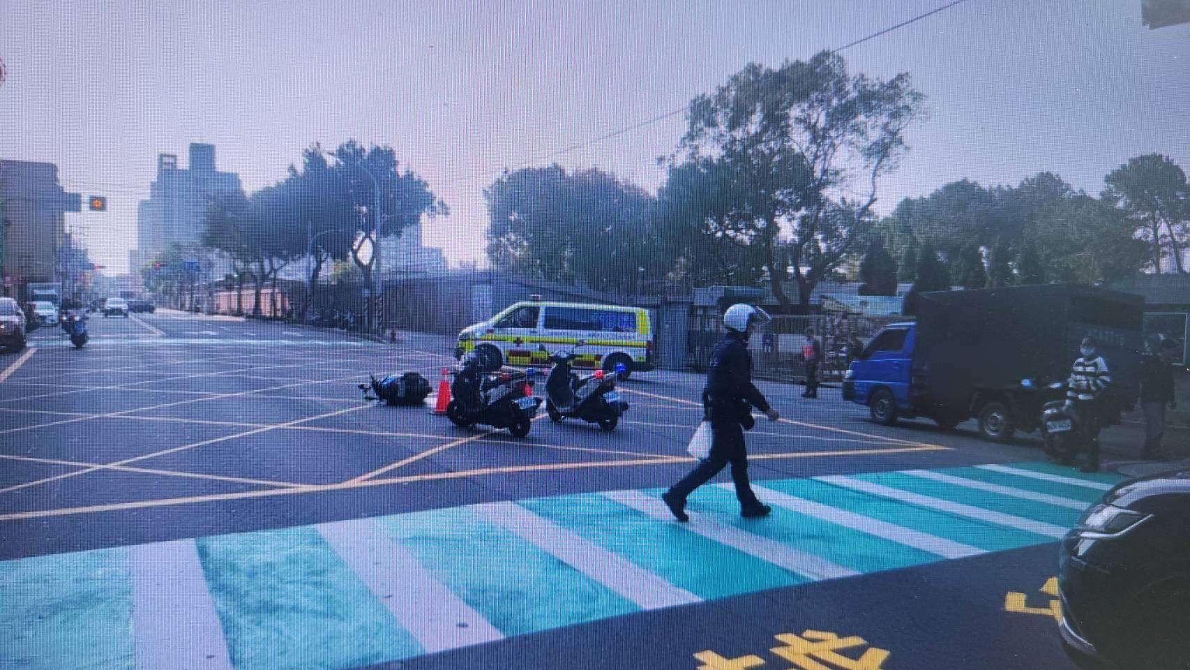 【有片】小貨車突迴轉重機剎車不及 騎士連人帶車倒地 745367 0