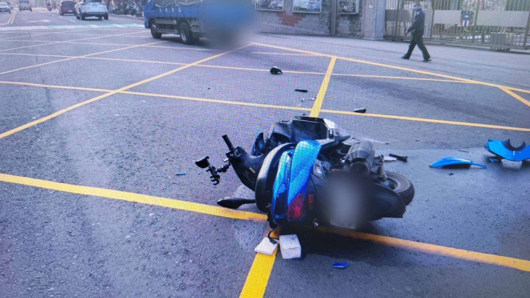 【有片】小貨車突迴轉重機剎車不及 騎士連人帶車倒地 745368 0