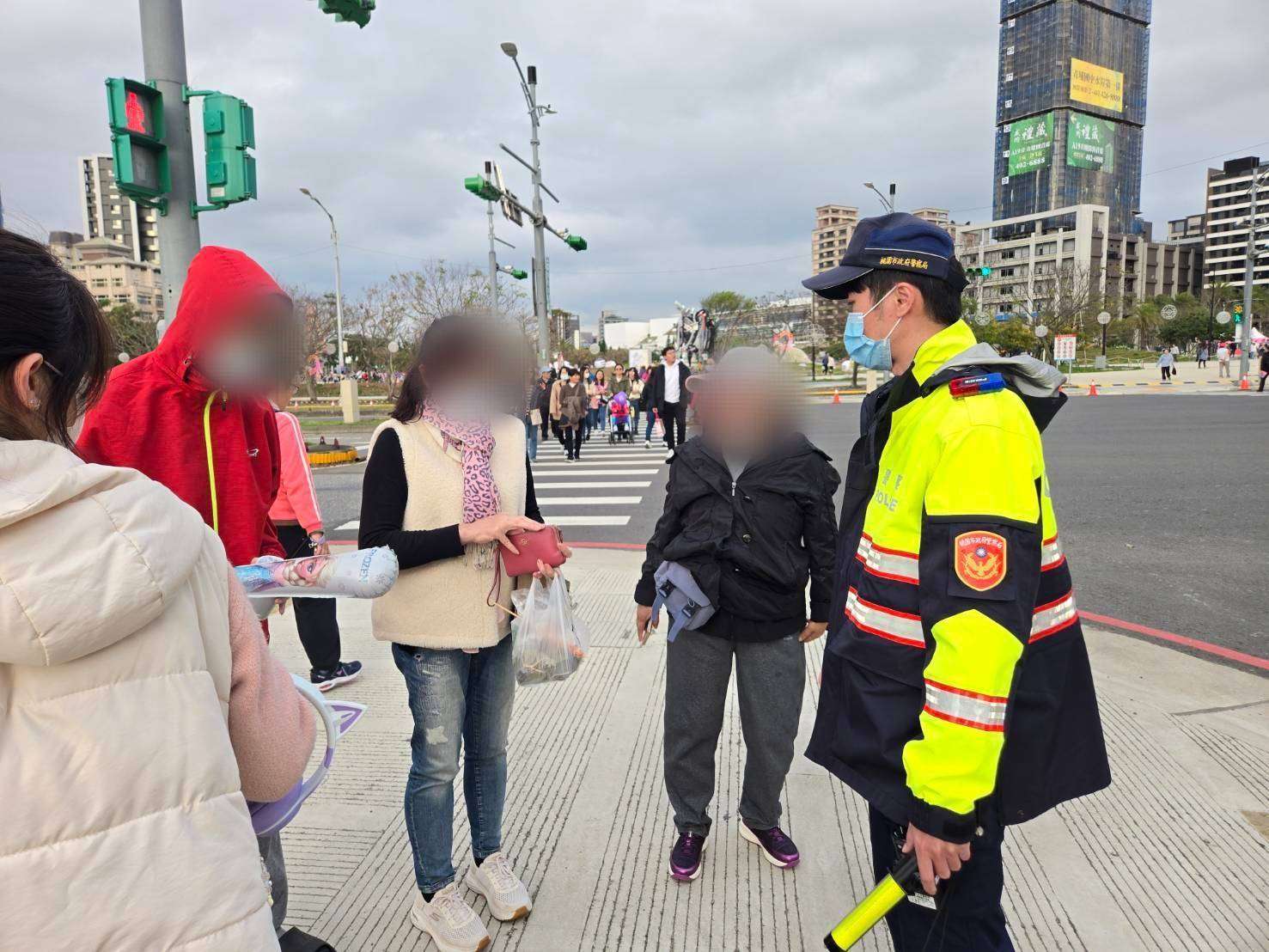 燈會賞燈不慎掉錢包　熱心民眾報警助失主找回