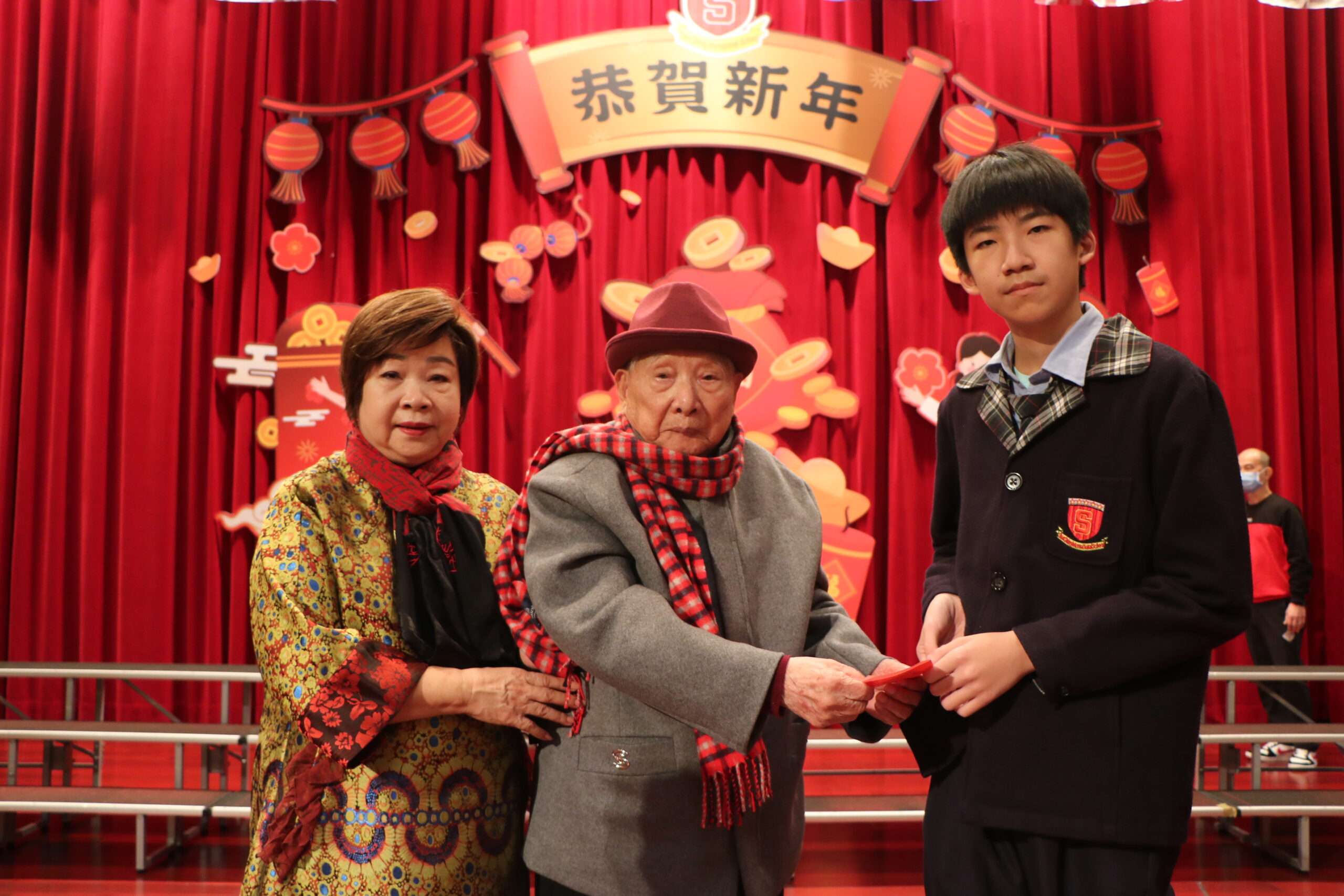 新興國中小學傳統結合國際教育 學子領外幣紅包學知識 S 10854424 0 scaled