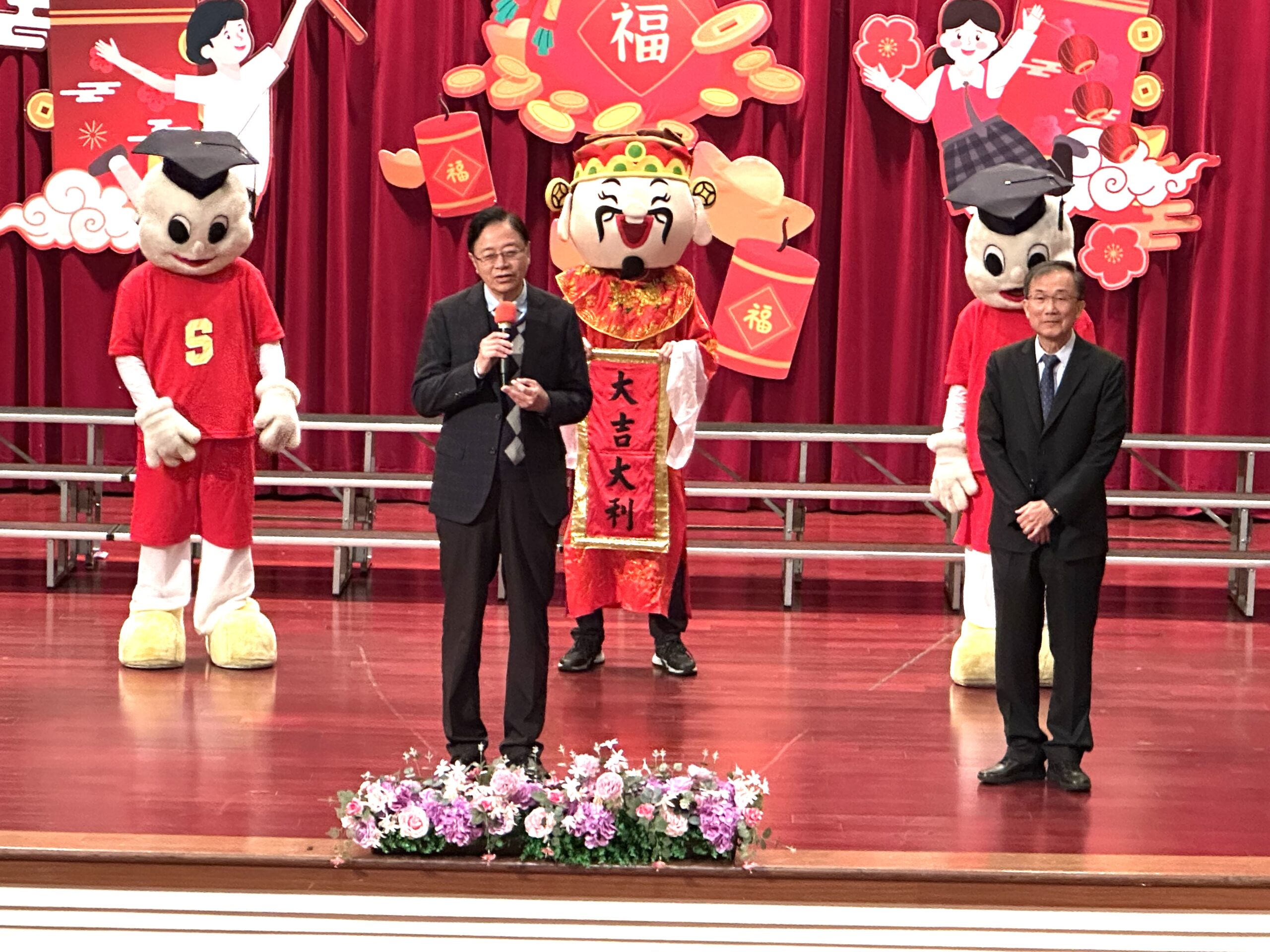 新興國中小學傳統結合國際教育 學子領外幣紅包學知識 S 10854428 1 scaled