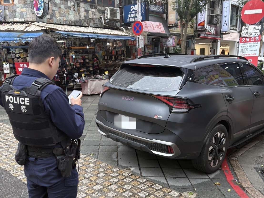 民眾搶排桃園寶可夢小提燈 壢警出動近300人維護燈會周邊交通安全 S 12099799 0