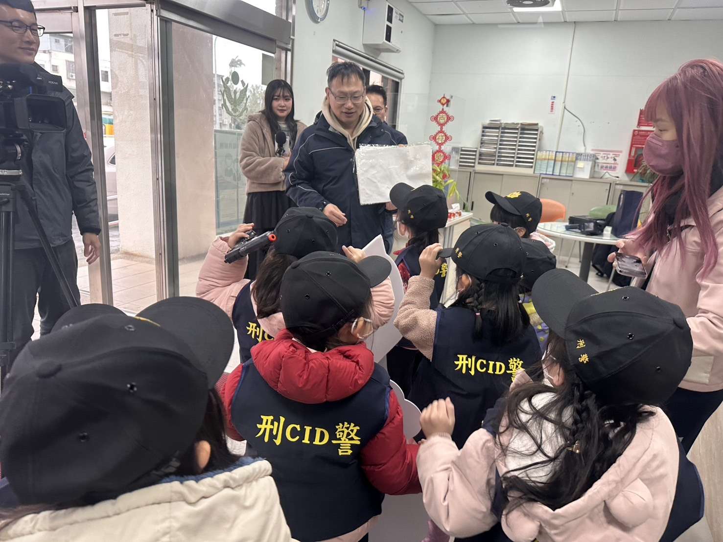 托嬰中心參訪大崙派出所 近距離互動體驗警察工作 S 12100025 0