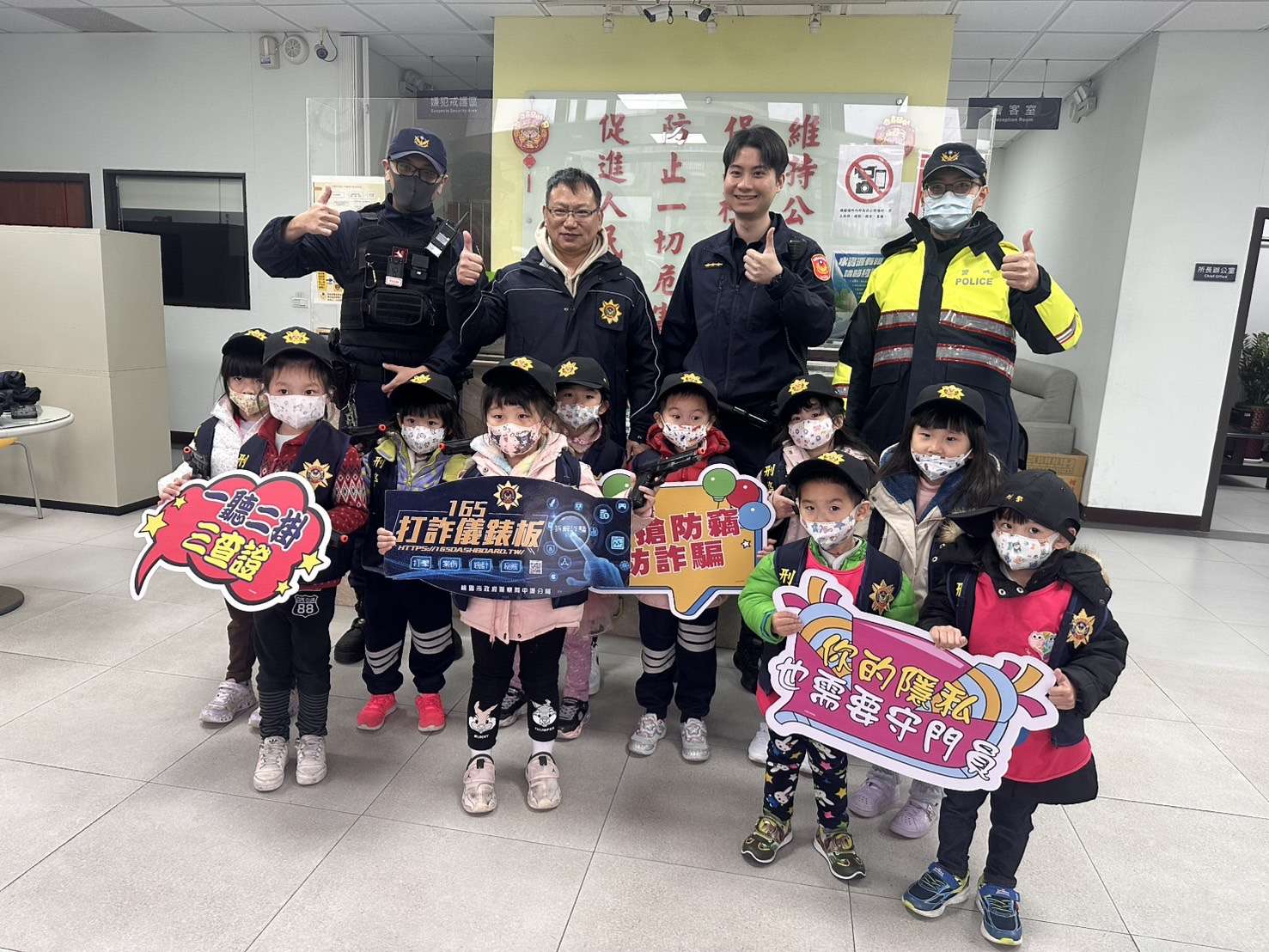 托嬰中心參訪大崙派出所 近距離互動體驗警察工作 S 12100026 0