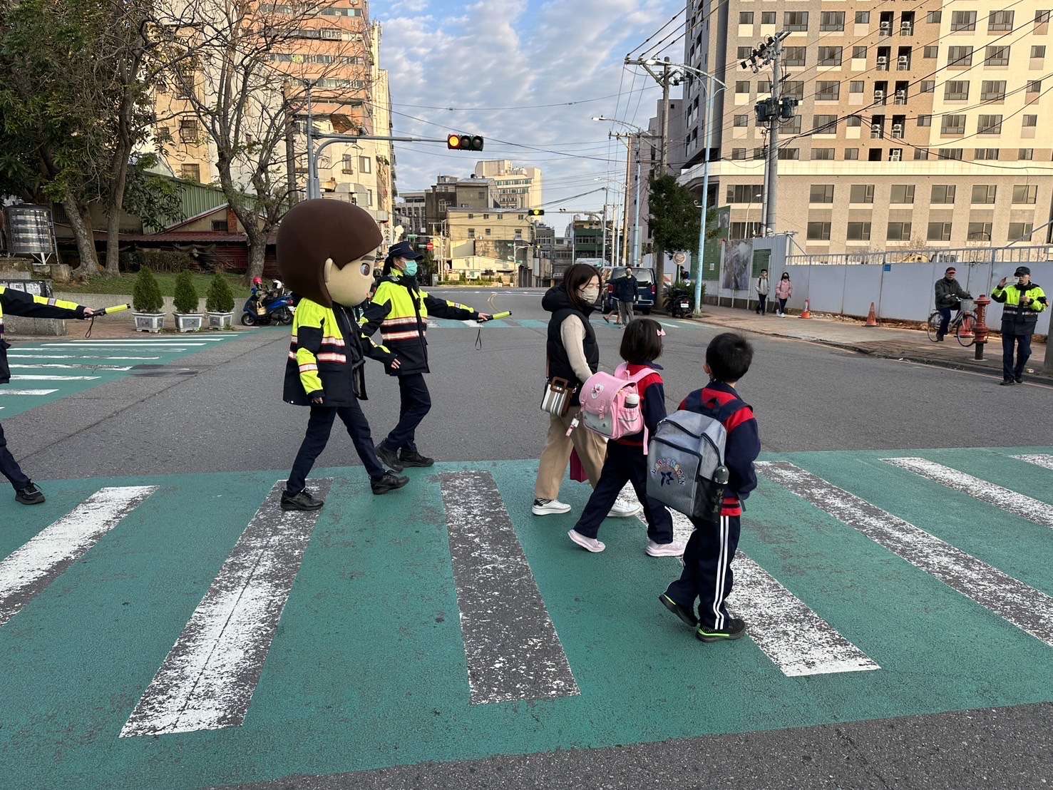 壢警結合民力維護交通秩序 助學童安全開學 S 12124280 0