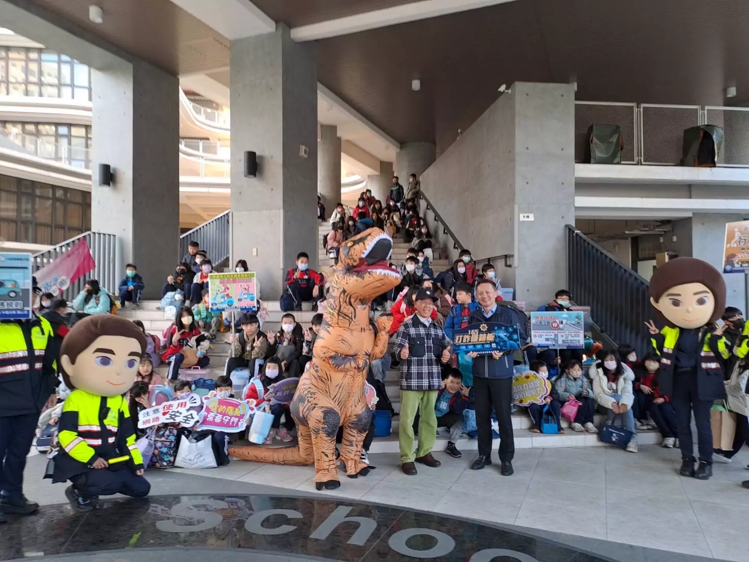 壢警結合民力維護交通秩序 助學童安全開學 壢警結合民力維護交通秩序 助學童安全開學