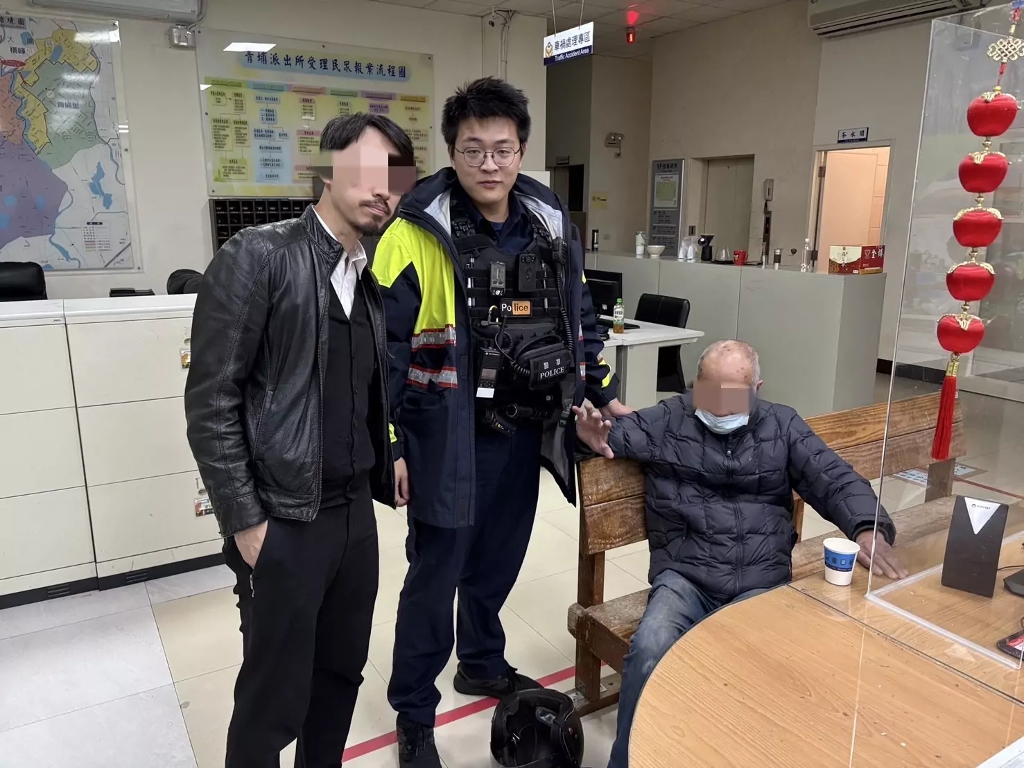 老翁訪友迷途50公里好慌張 壢警暖心助返家 老翁訪友迷途50公里好慌張 壢警暖心助返家