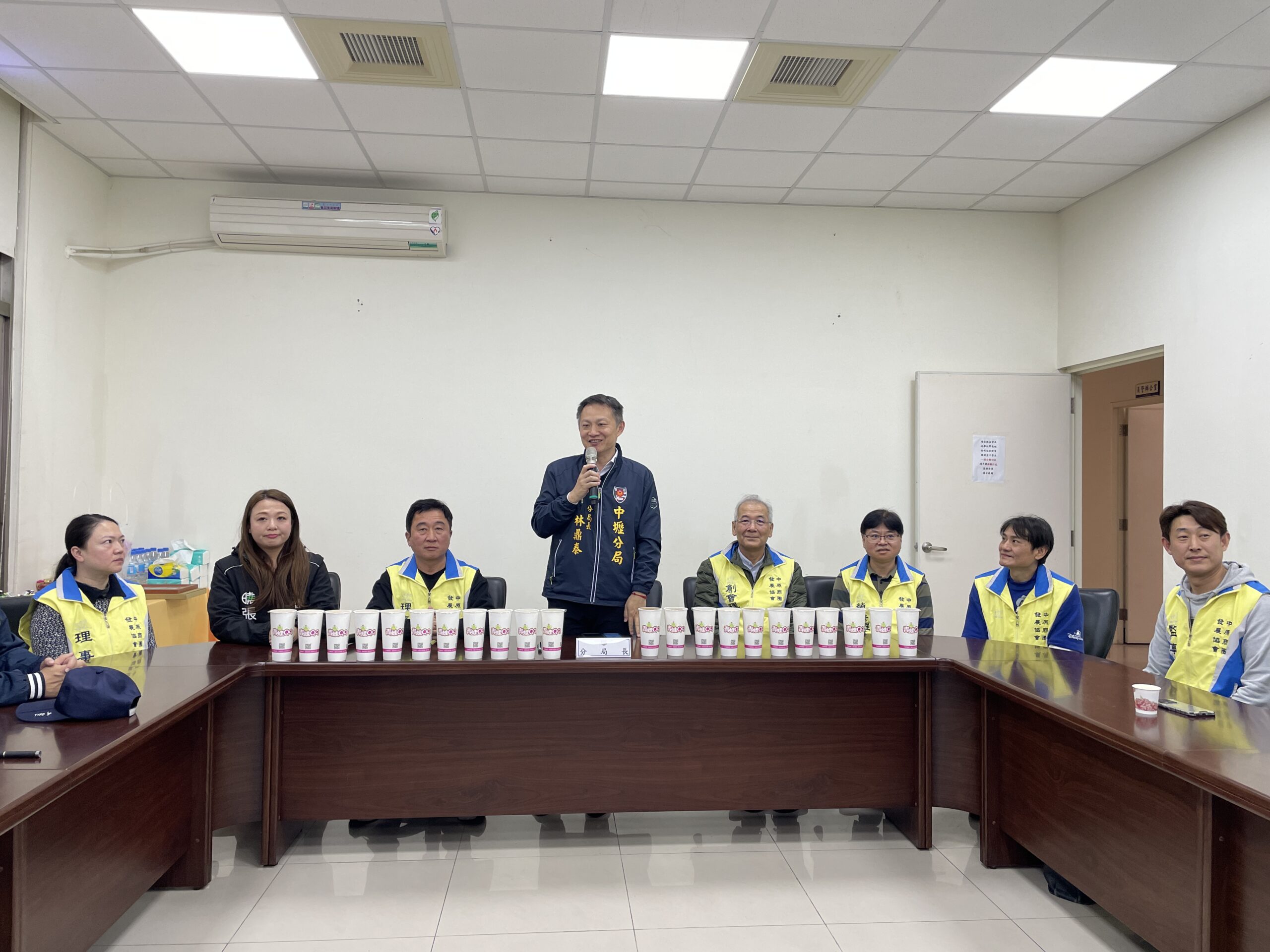 堅守崗位守護燈會治安 中原商圈送美食慰勞壢警 S 12173373 scaled