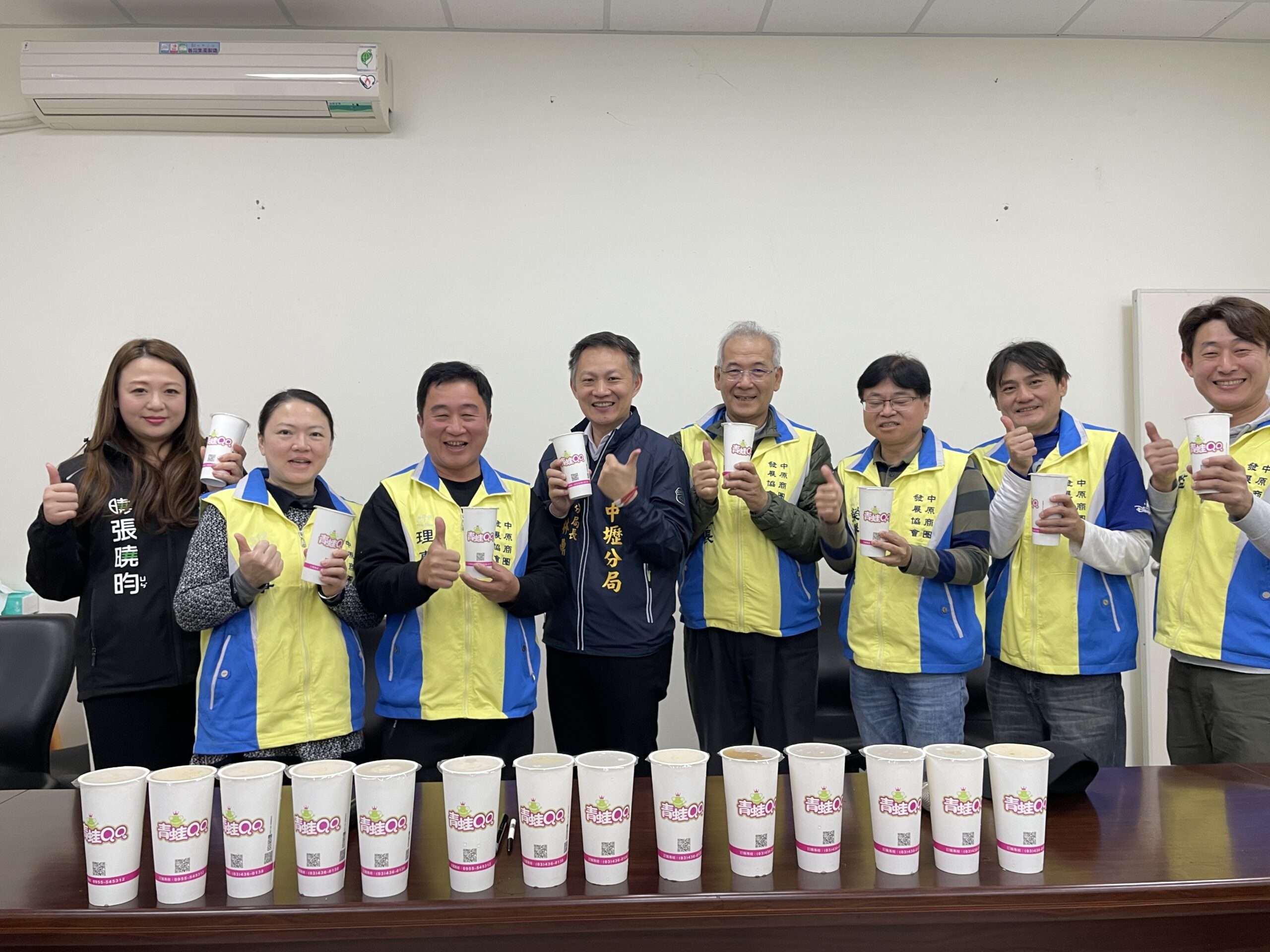 堅守崗位守護燈會治安 中原商圈送美食慰勞壢警 S 12173375 scaled