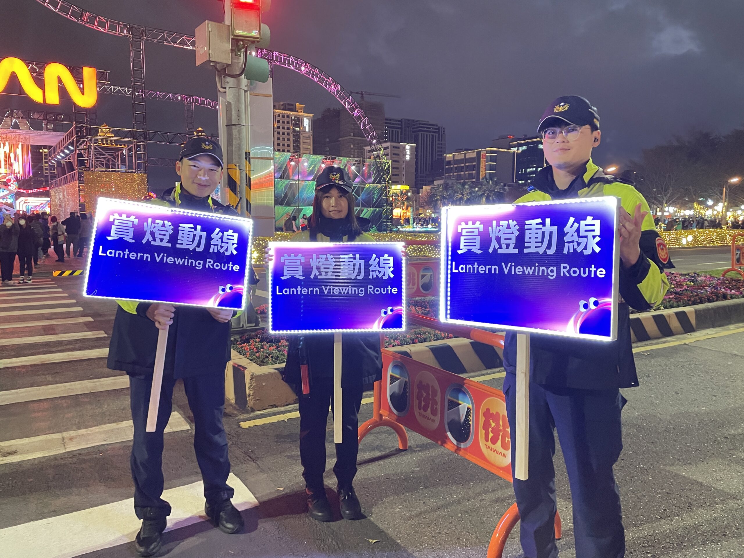 中壢警啟用LED指示燈板 引導燈會人潮安全賞燈 S 12189742 scaled