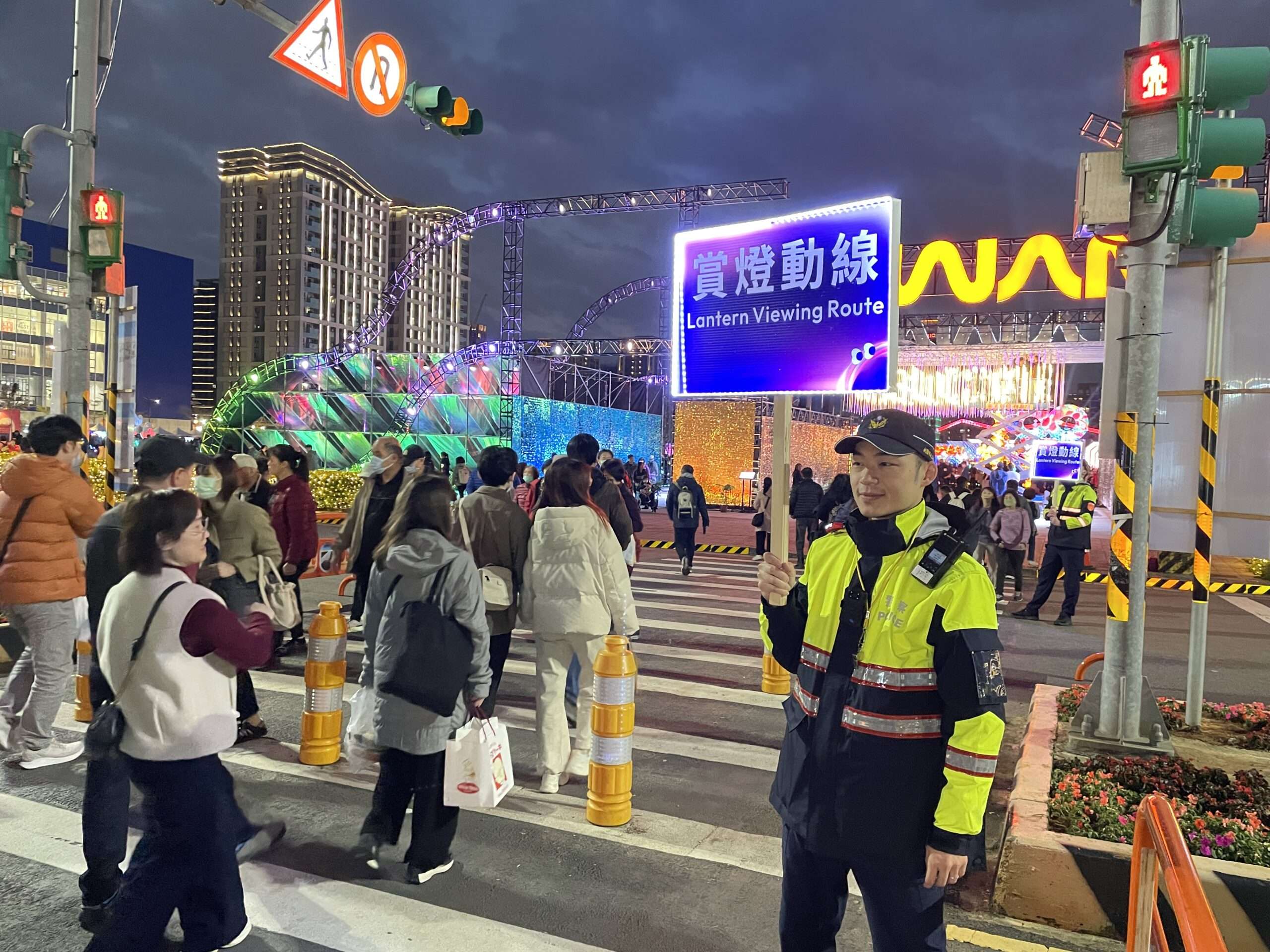 中壢警啟用LED指示燈板 引導燈會人潮安全賞燈 S 12189744 scaled