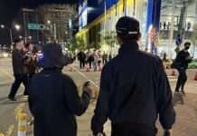 6旬婦賞燈身體突不適 壢警暖心伸援助返家