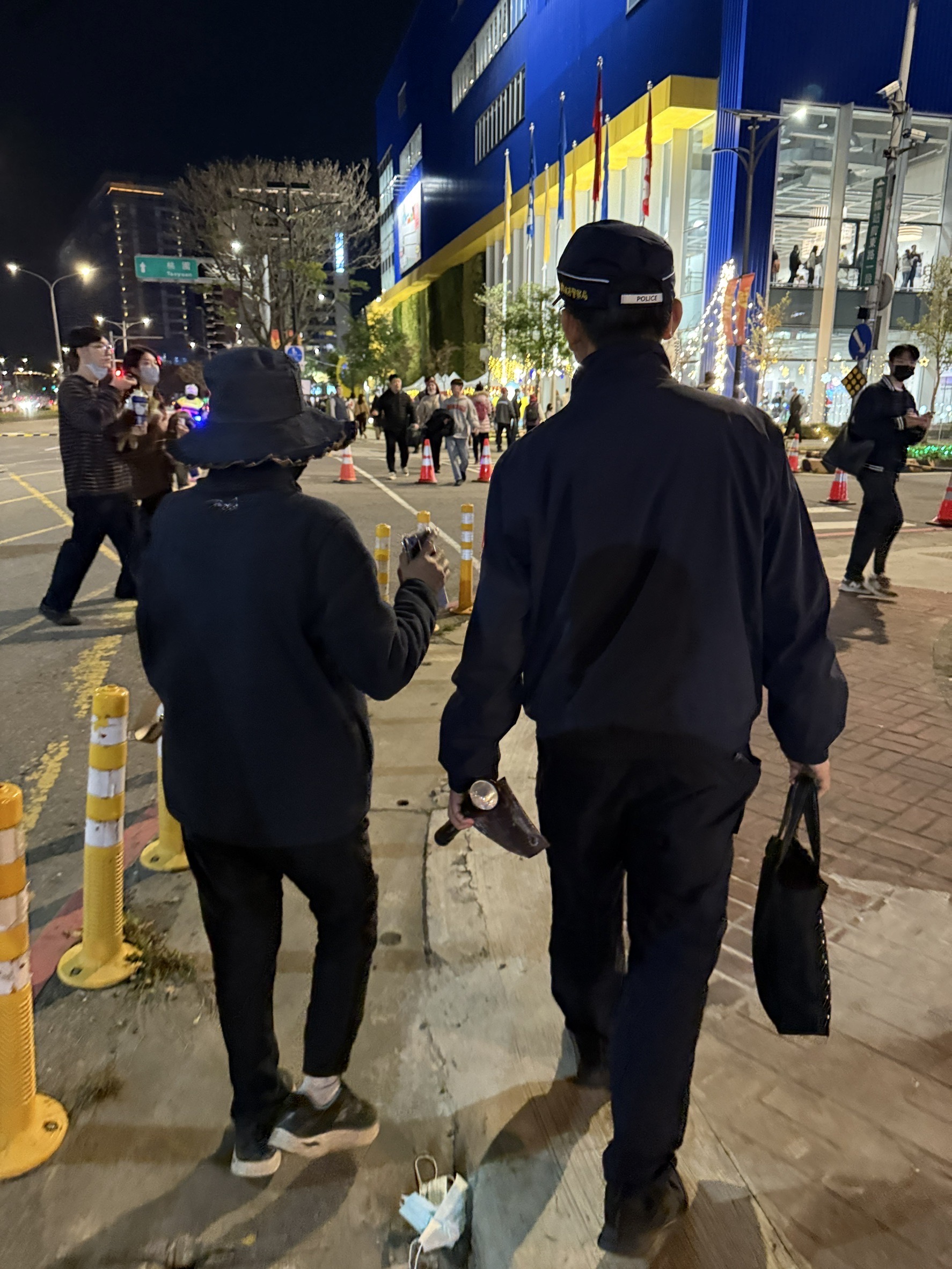 6旬婦賞燈身體突不適 壢警暖心伸援助返家 S 12198044