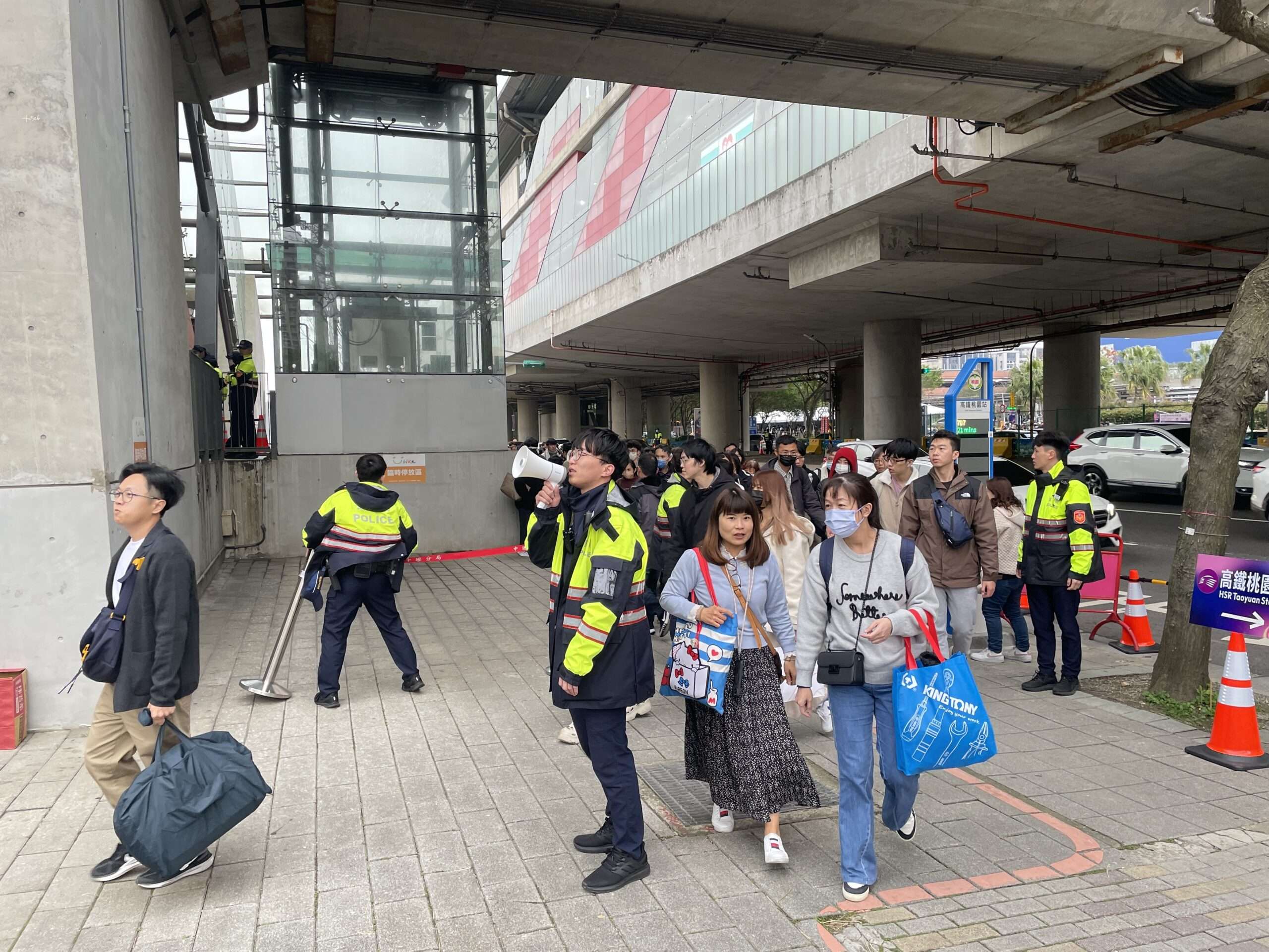 確保賞燈民眾安全 壢警提前調整強化人流措施 S 12214333 scaled