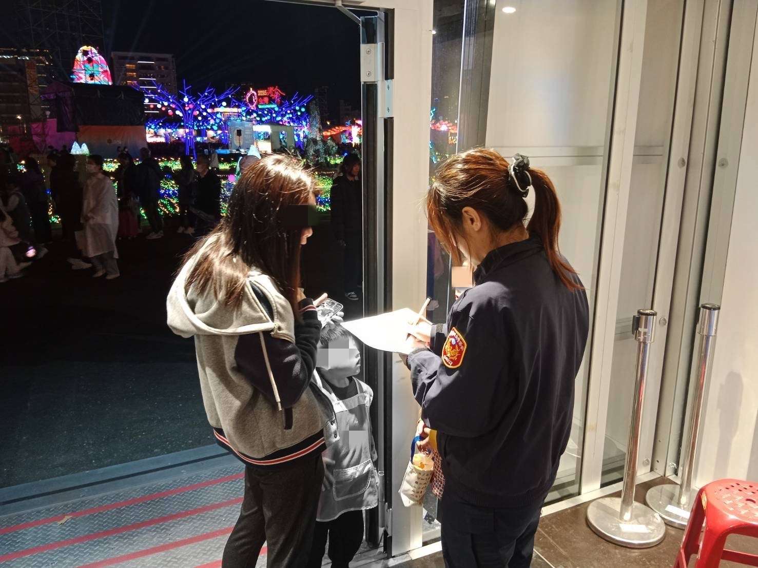 逛燈會走散遇警幫忙 女童機靈背出這句話找回媽媽 S 12222476 0