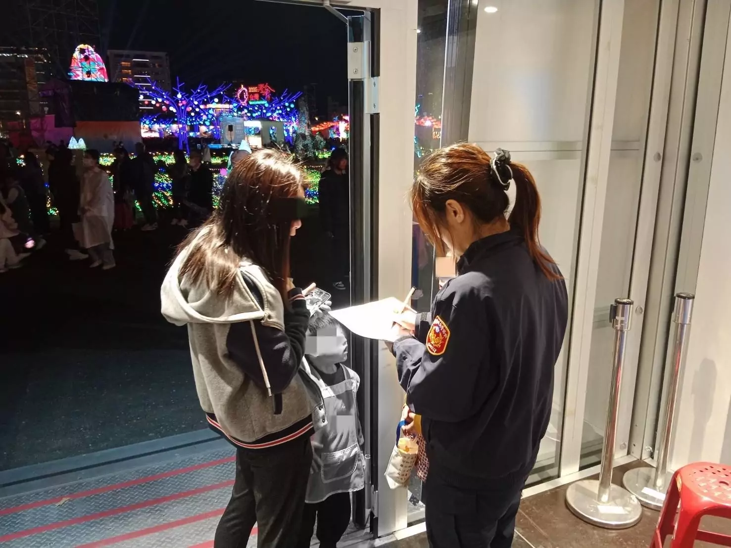 逛燈會走散遇警幫忙 女童機靈背出這句話找回媽媽 逛燈會走散遇警幫忙 女童機靈背出這句話找回媽媽