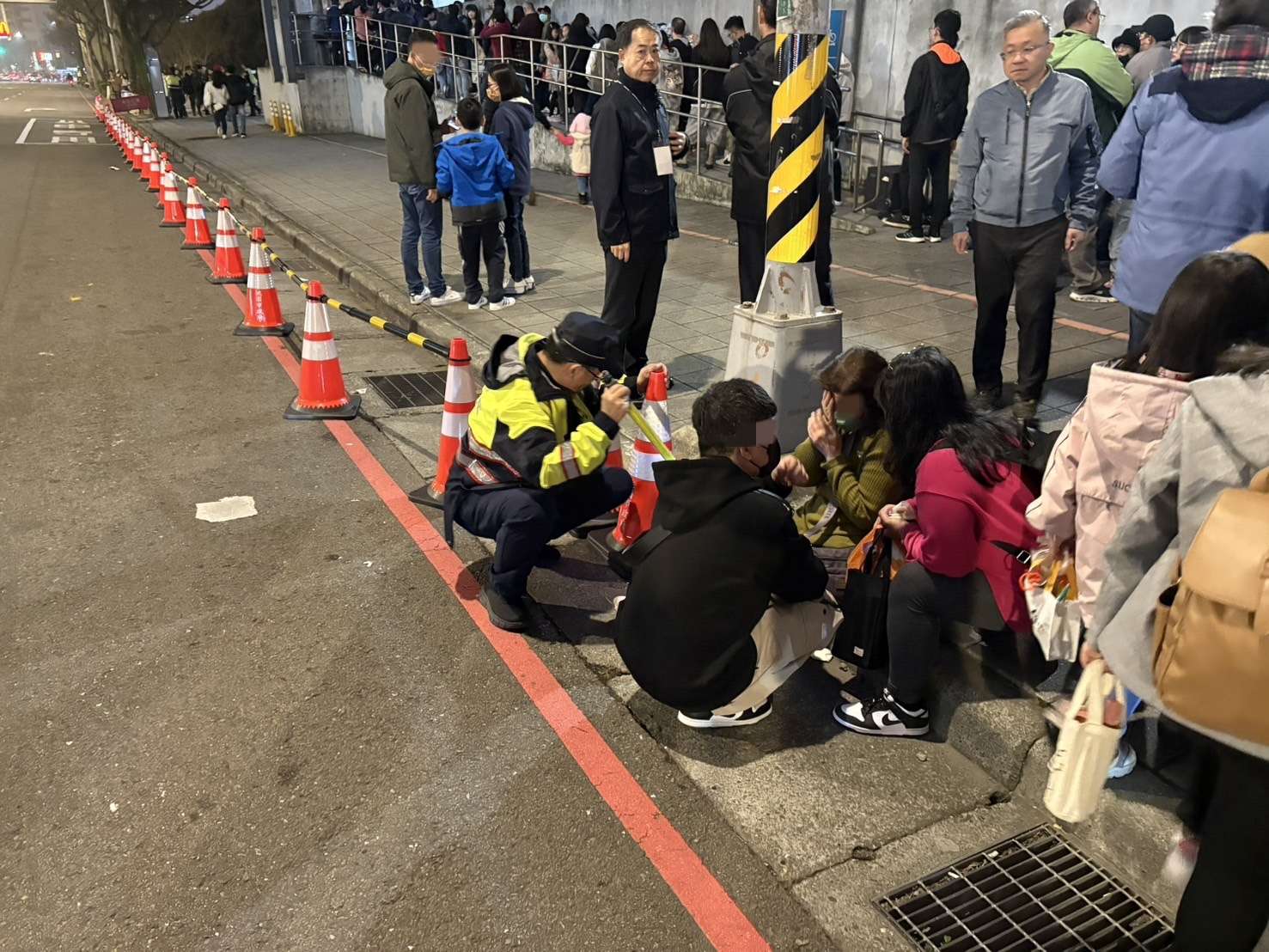 逛燈會跌倒頭部著地!壢警即刻伸援解危機 S 12238881 0
