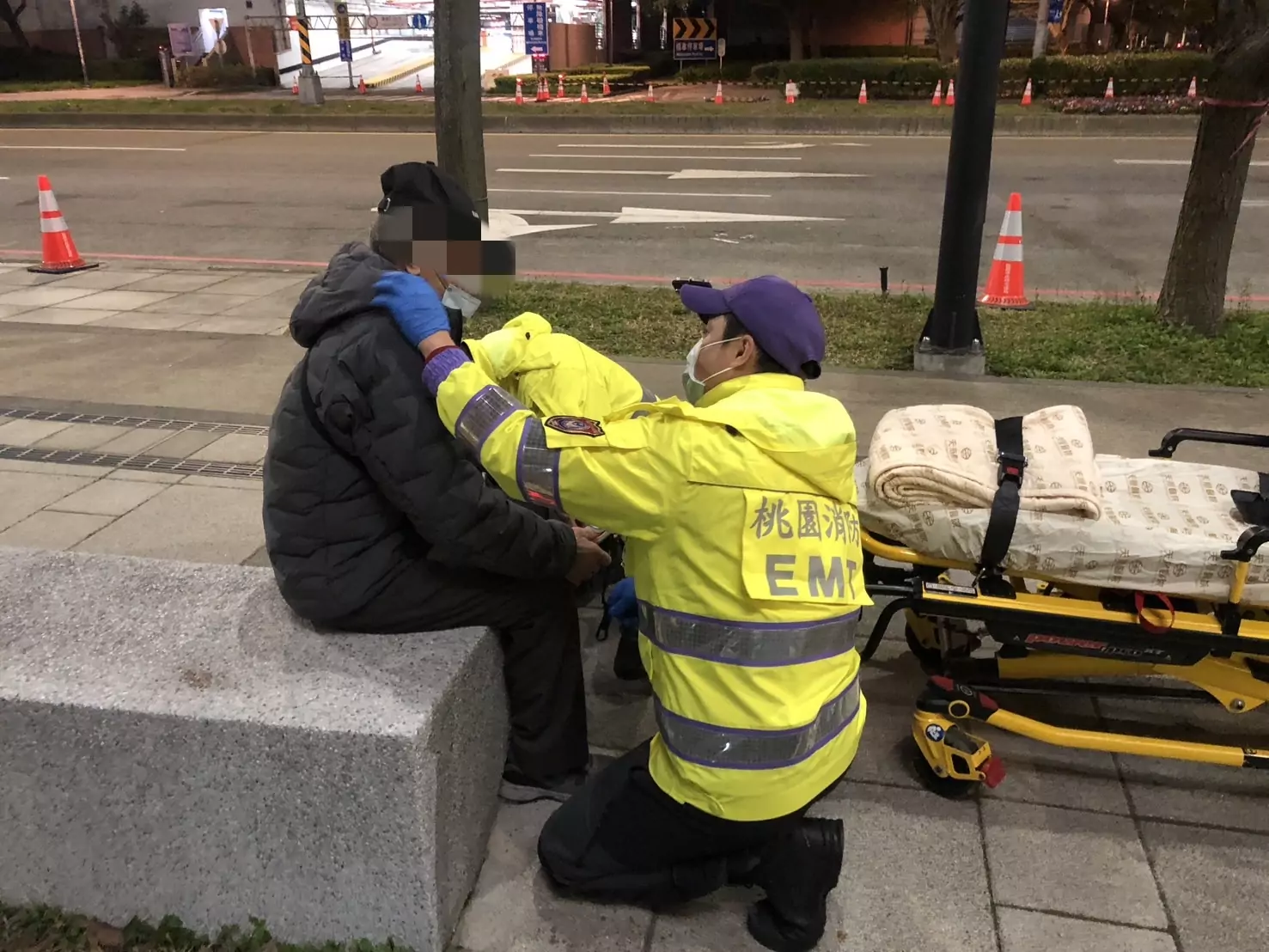 老翁參觀台灣燈會摔傷疑骨折 中壢警消及時伸援 老翁參觀台灣燈會摔傷疑骨折 中壢警消及時伸援