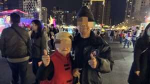 7旬婦逛燈會丈夫不見好慌張 壢警火速在這找到他