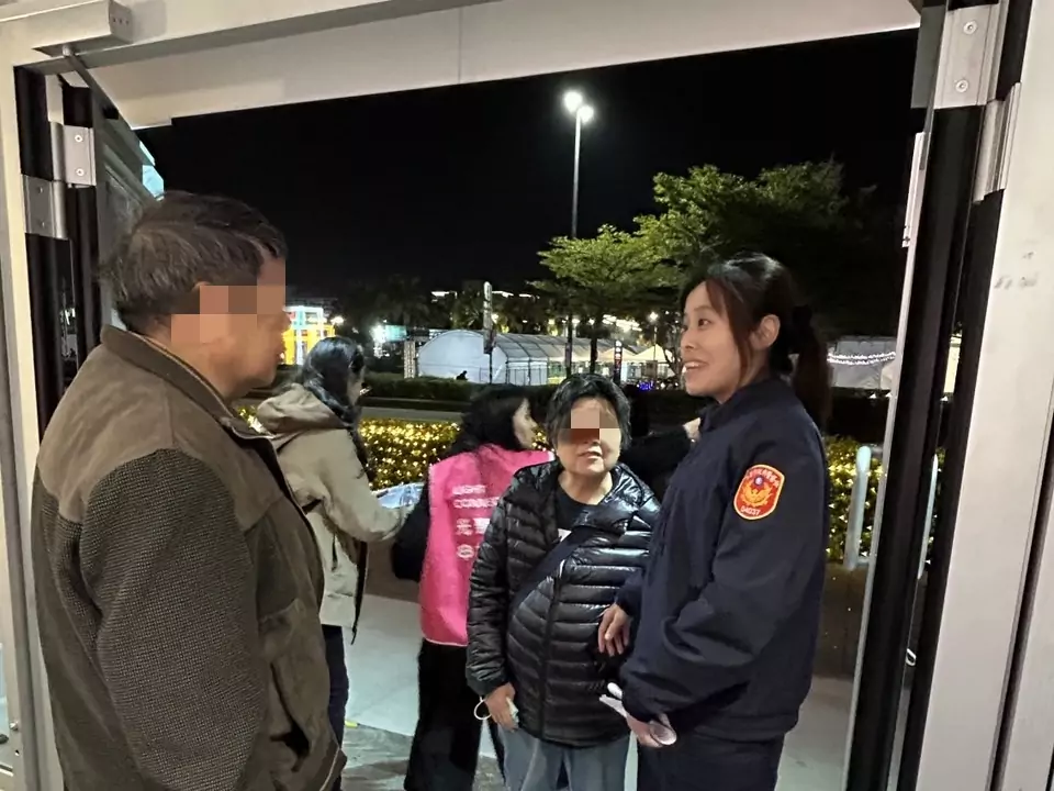 老夫妻賞燈走散急哭 壢警暖心助團圓 老夫妻賞燈走散急哭 壢警暖心助團圓
