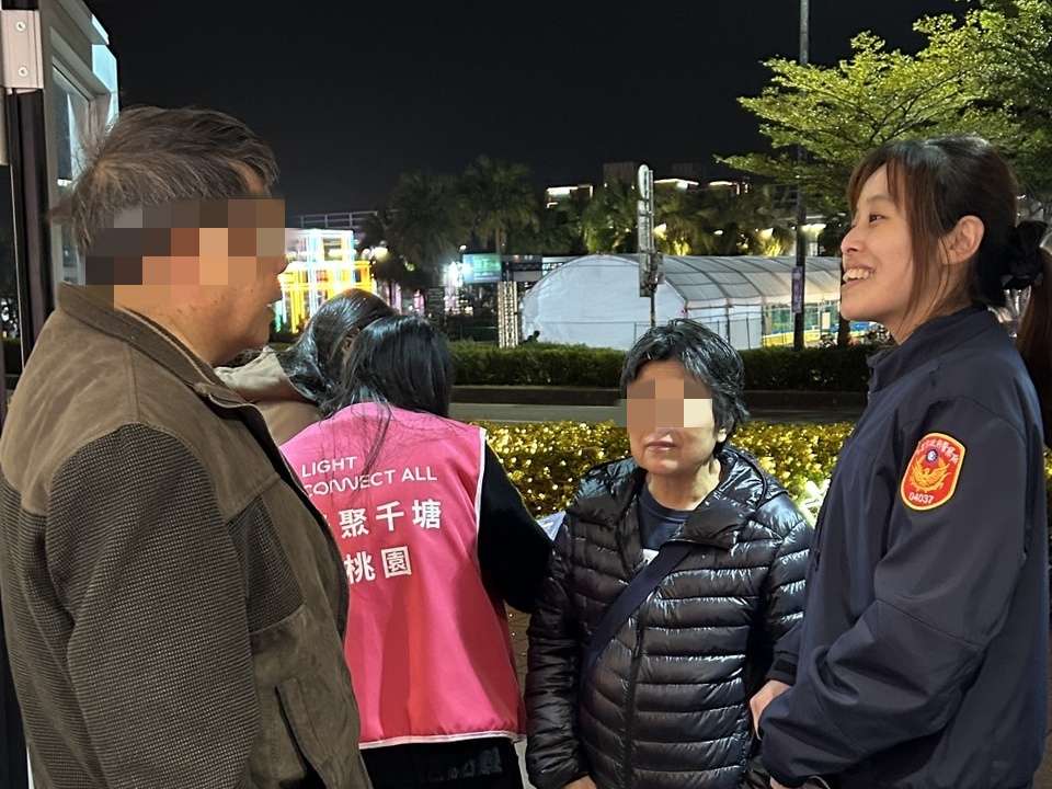 老夫妻賞燈走散急哭　壢警暖心助團圓