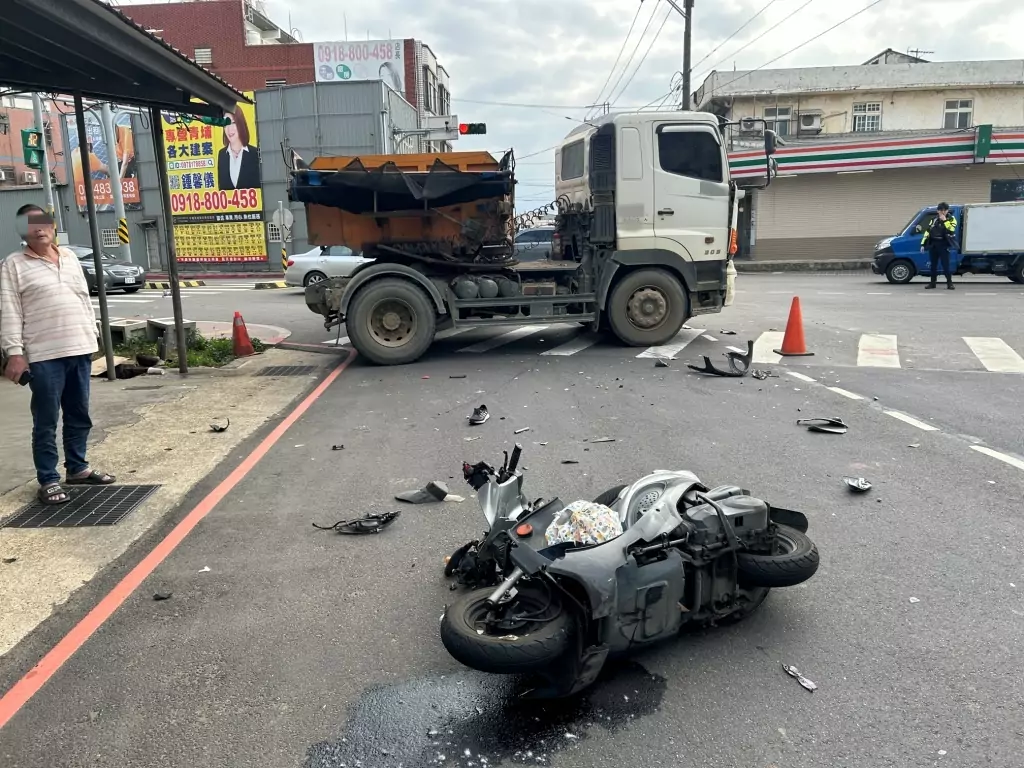 【有片】桃園砂石車、機車相撞!騎士噴飛殞命 【有片】桃園砂石車、機車相撞!騎士噴飛殞命