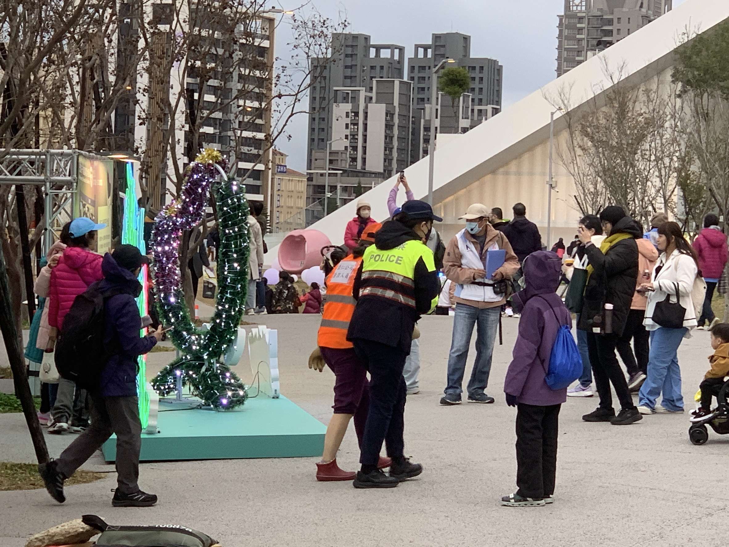 清潔人員燈會展區跌倒 女警即刻救援助就醫 S 178356252