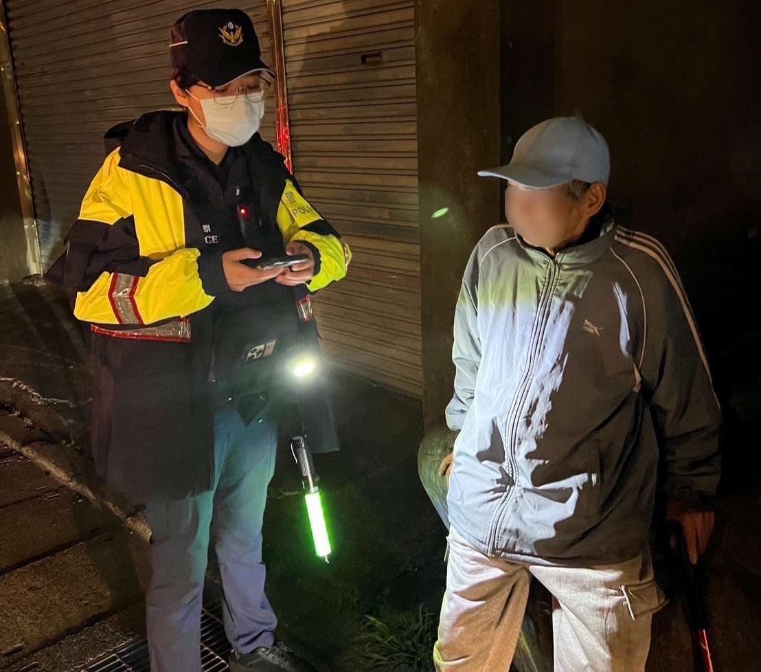 逛完市場忘記回家的路 龍潭警助失智翁返家團圓 S 1802264 0