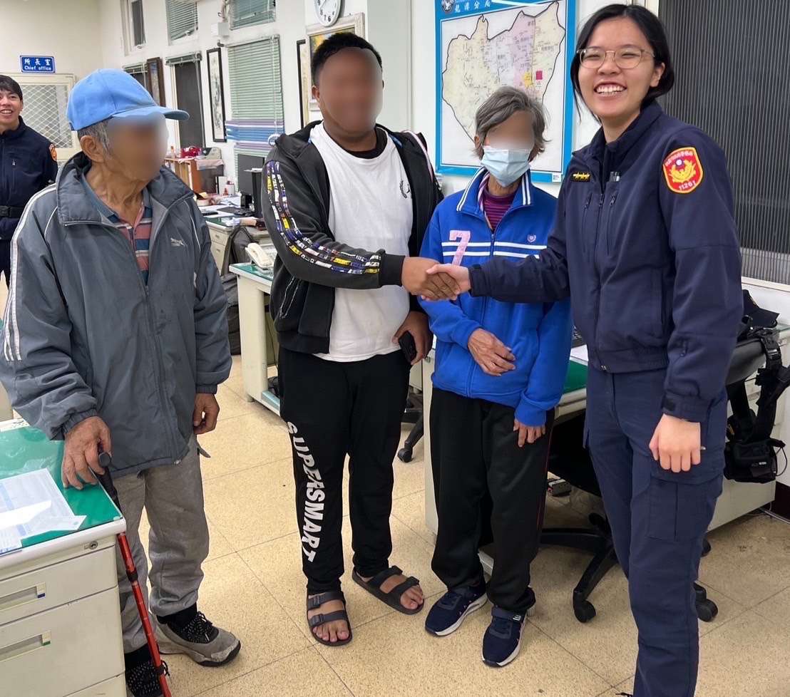 逛完市場忘記回家的路 龍潭警助失智翁返家團圓 S 1802266 0