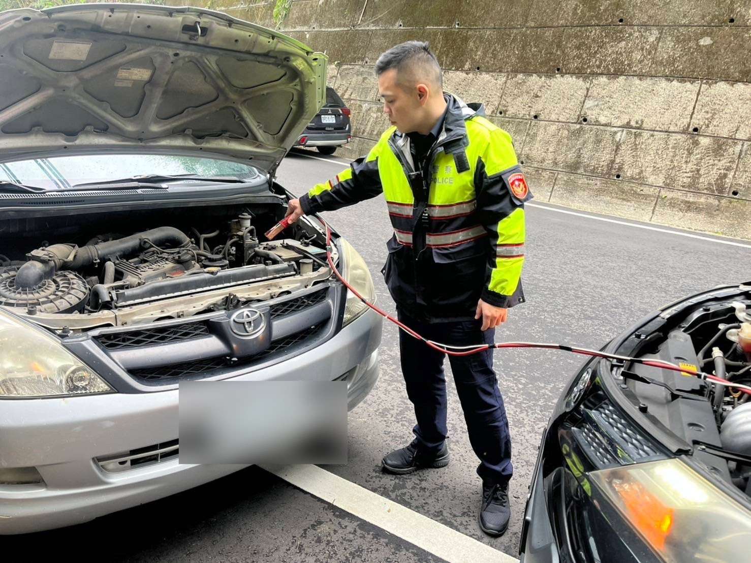 車輛拋錨困山區好無助 大溪警靠這招解圍 S 235847691