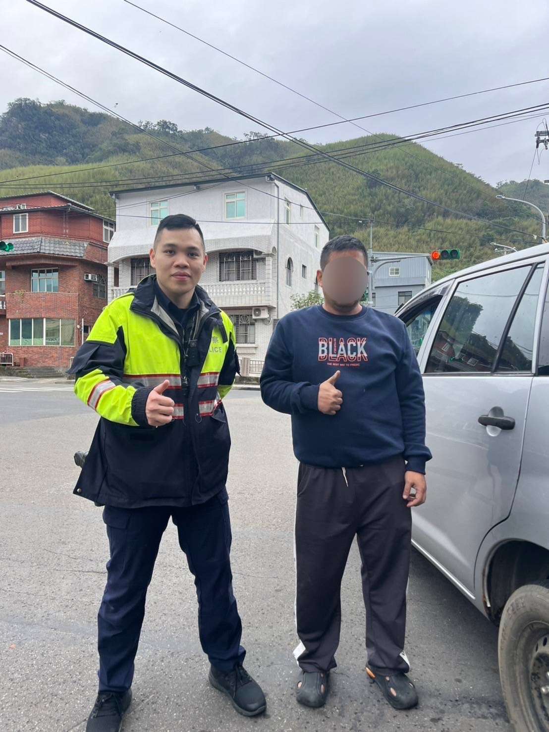 車輛拋錨困山區好無助 大溪警靠這招解圍 S 235847692