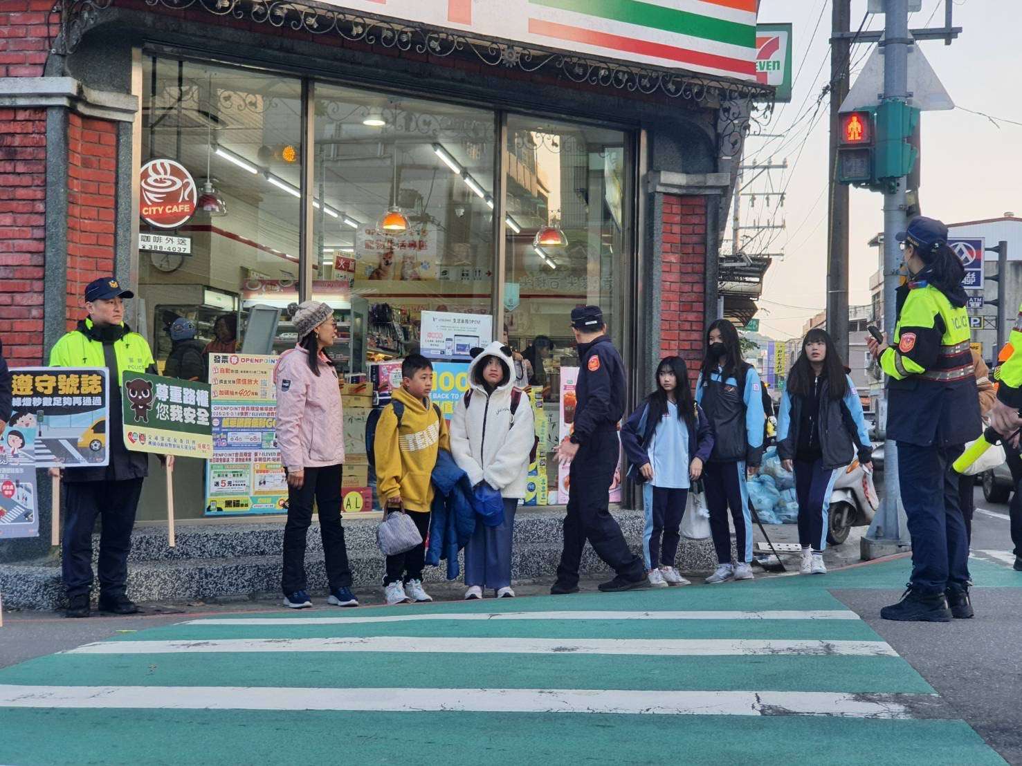 開學接送人車潮湧現 大溪警加強交管維持校園秩序 S 237346839 0