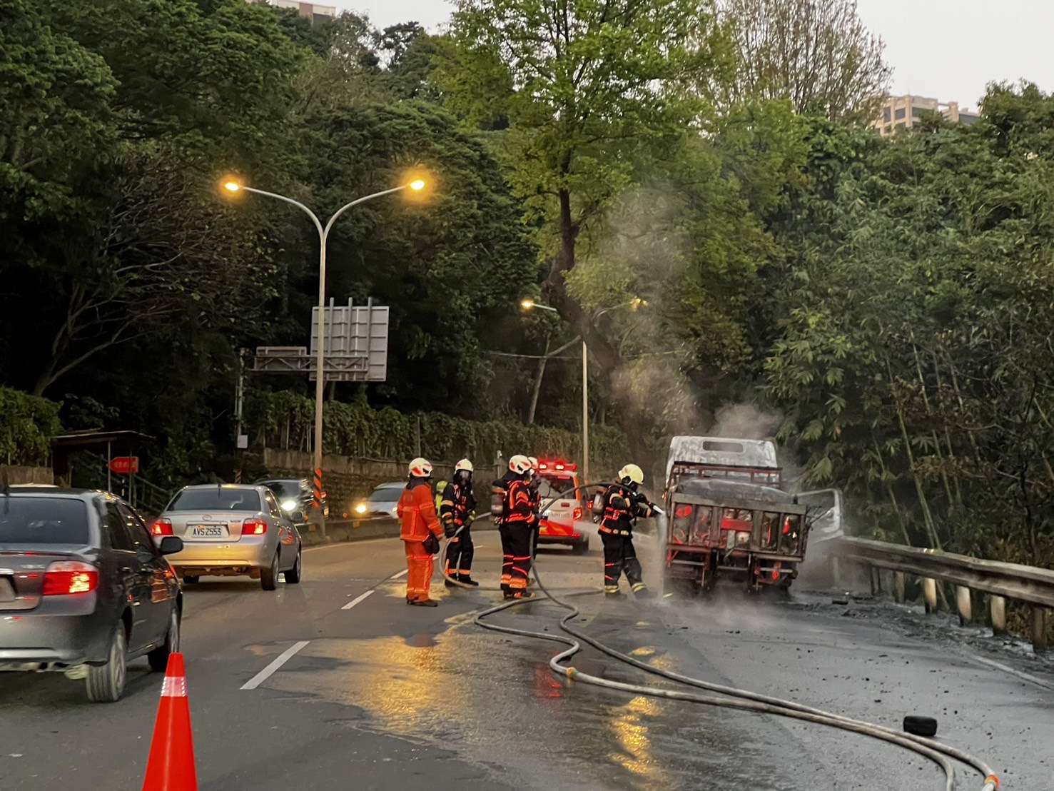 小貨車自燃釀交通壅塞 大溪警方迅速疏導恢復順暢 S 240025731 0