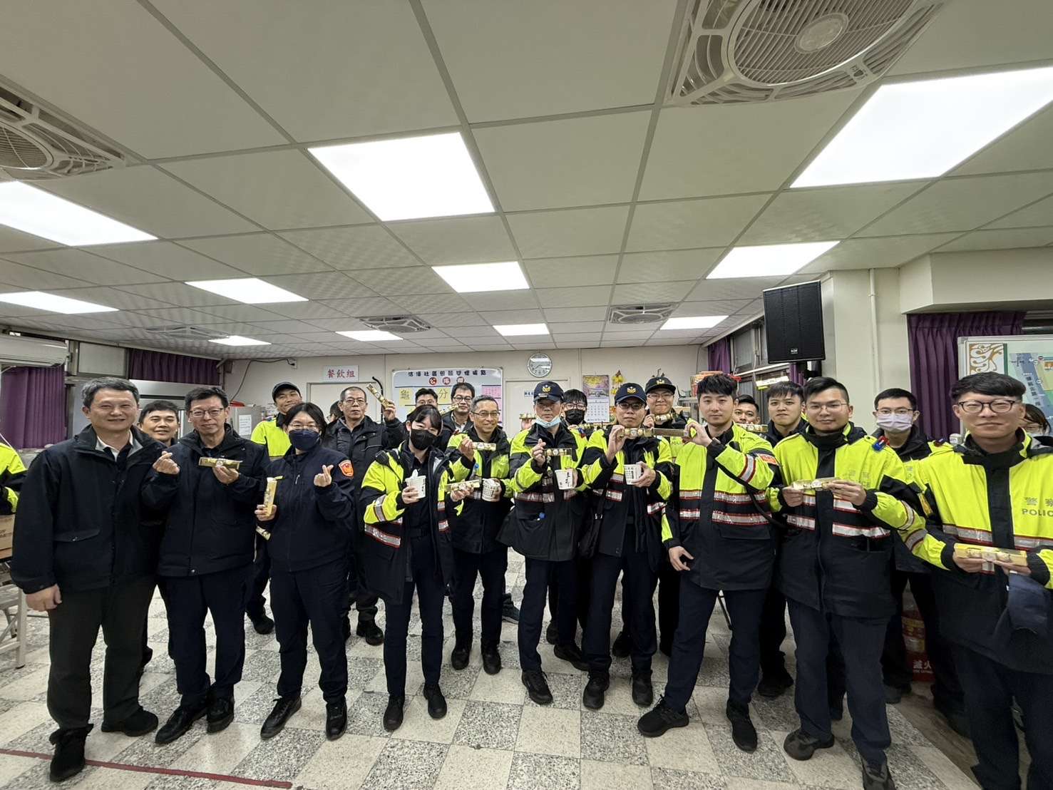 情人節不孤單!龜山分局送金莎溫暖執勤警力 S 30384134