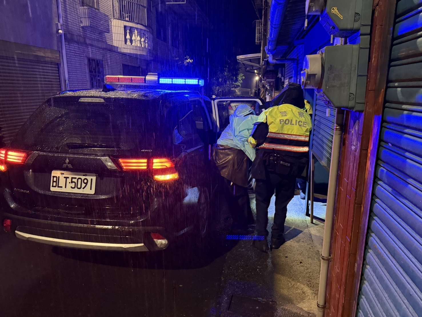 公車坐過站!7旬老翁冒雨走山路跌倒 龜山警護送返家 S 313311267